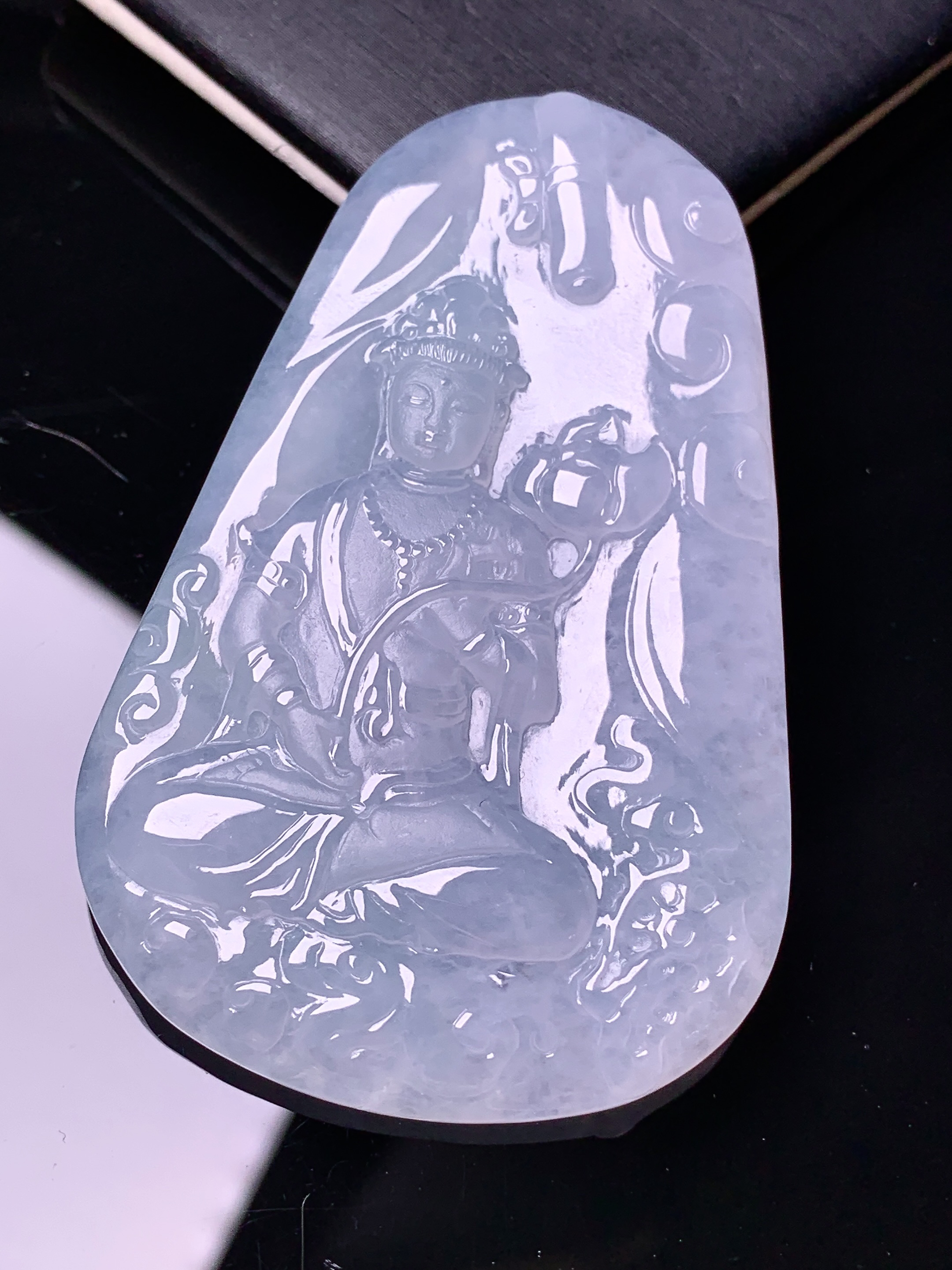 冰种观音菩萨吊坠 玉质细腻 色泽艳丽清新 水润亮眼 整体尺寸63.2*40.8*5.8d1