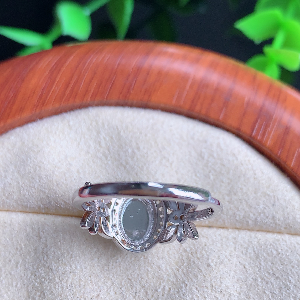 冰润满绿精美环形翡翠戒指  玉质细腻  冰清玉润  飘花灵动  颜色漂亮  W481.9   内径尺寸：17mm  裸石尺寸：8-6mm