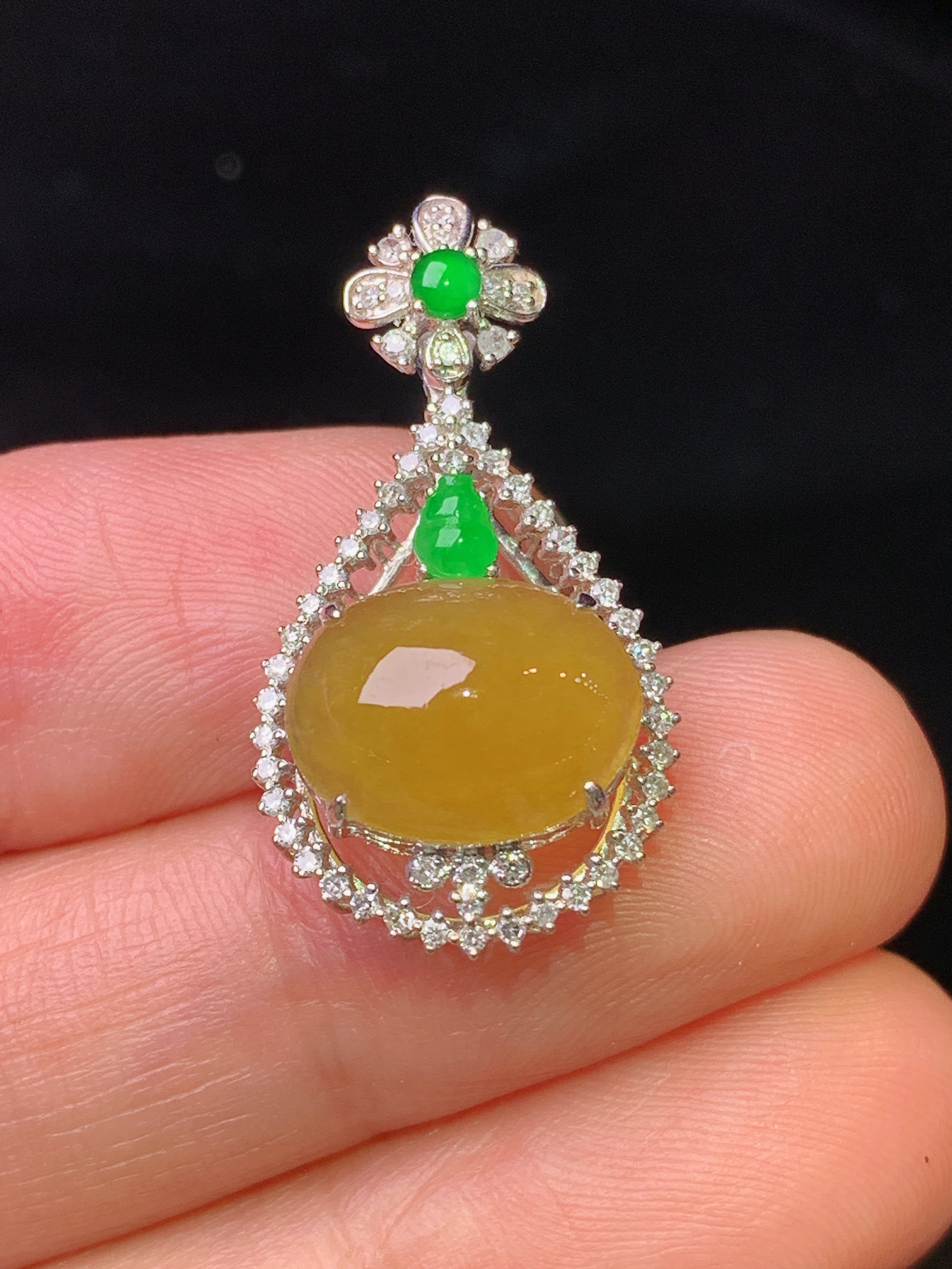 18k金钻镶嵌黄翡蛋面吊坠 玉质细腻 色泽艳丽 整体尺寸27.2*14.6*8.7x2