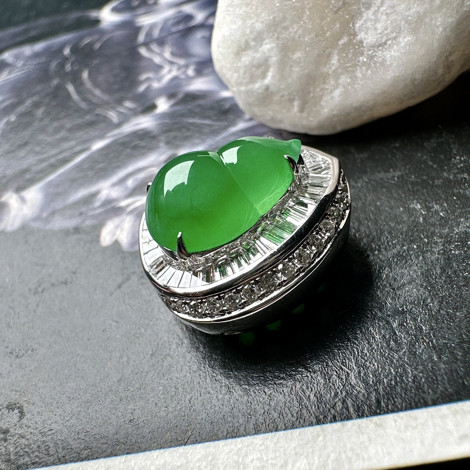 【冰种满绿葫芦吊坠、手链两用款】质地细腻，冰润起光，胶感强烈，冰感明显，18K金钻精美镶嵌，裸石尺寸11.3*7.8*5.3毫米