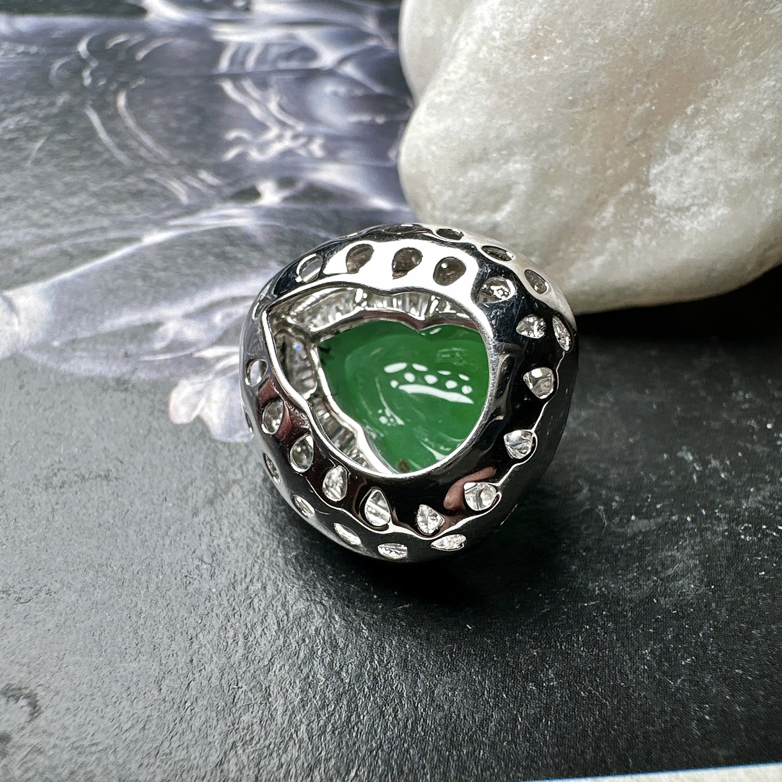 【冰种满绿葫芦吊坠、手链两用款】质地细腻，冰润起光，胶感强烈，冰感明显，18K金钻精美镶嵌，裸石尺寸11.3*7.8*5.3毫米