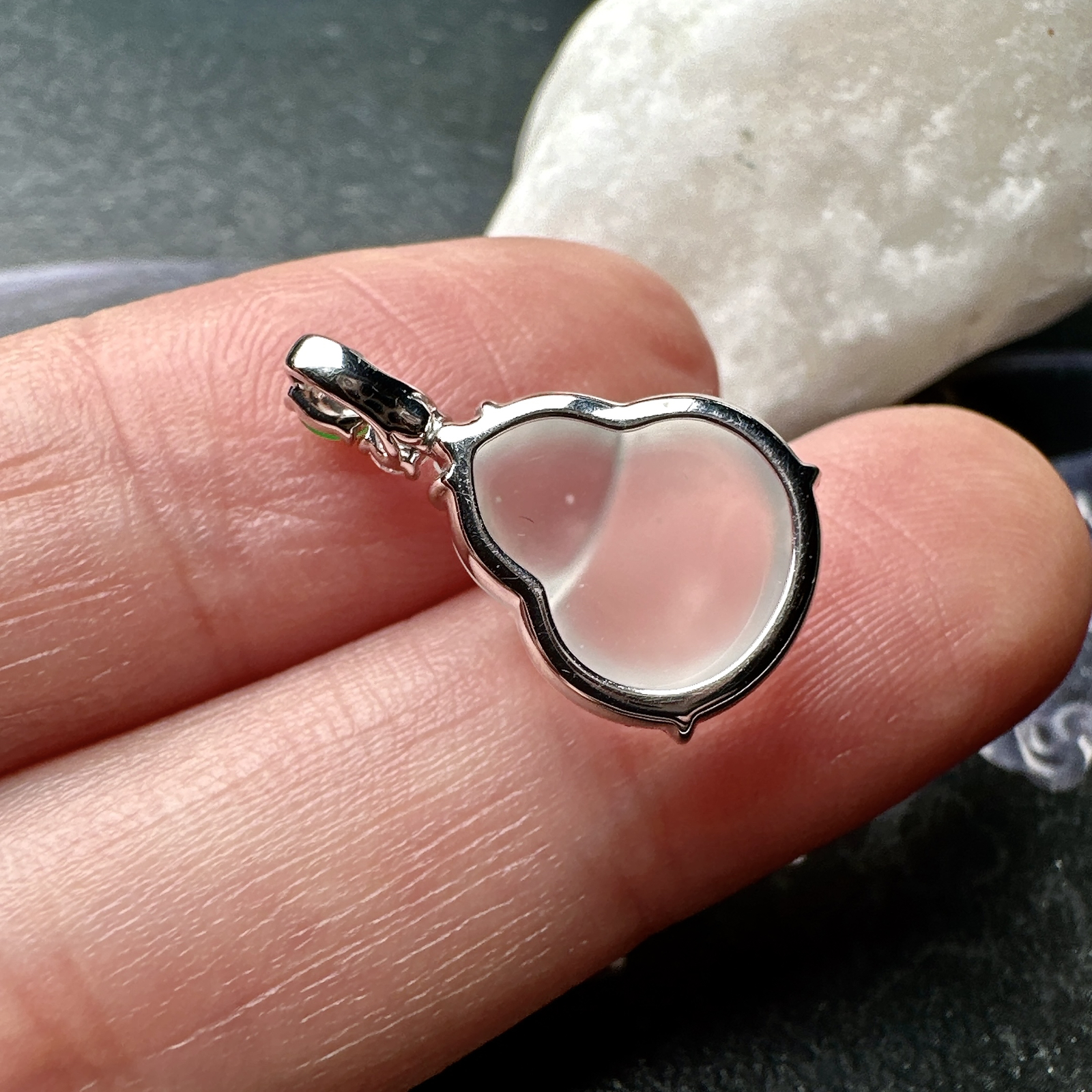 【玻璃种葫芦吊坠】质地细腻清爽，荧光感强烈，起刚光强烈，18K金钻镶嵌，裸石尺寸13.4*11.1*5.1毫米