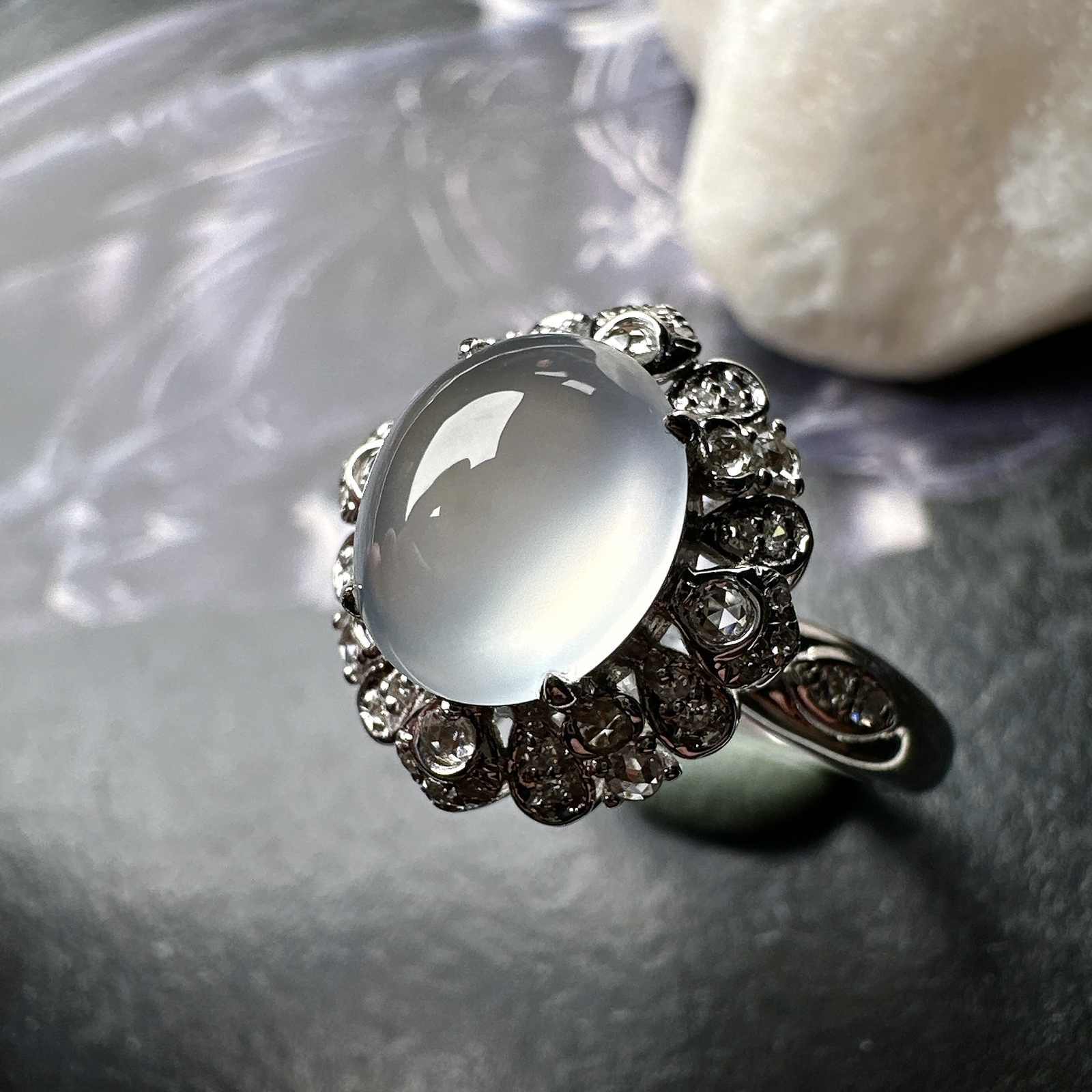 【冰种蛋面戒指】质地细腻，饱满度很好，晶莹剔透，18k金钻镶嵌，裸石尺寸8.6*7.4*4.6毫米