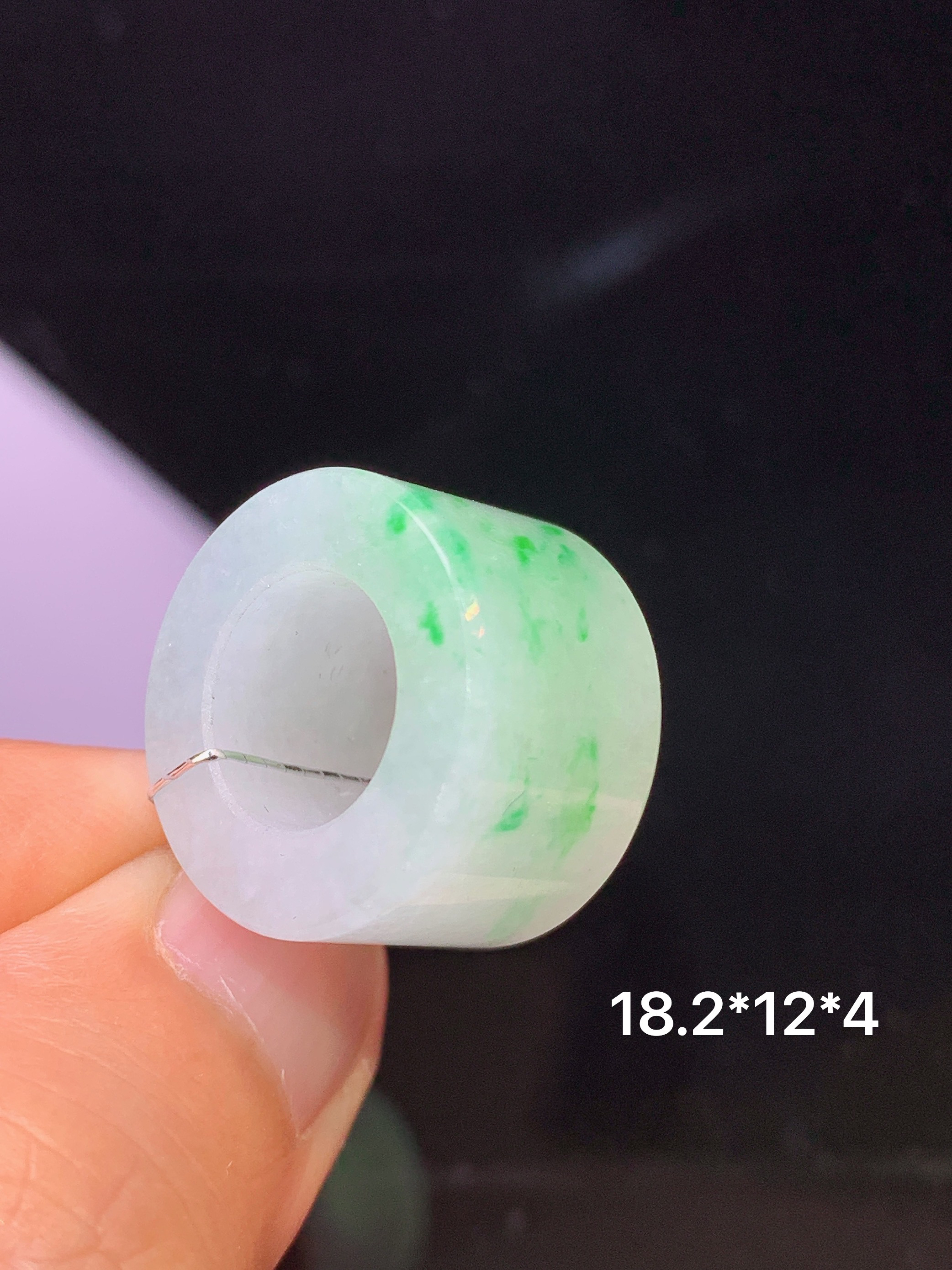 飘绿路路通吊坠 玉质细腻 色泽艳丽清新 水润亮眼 整体尺寸18.2*12*4j1