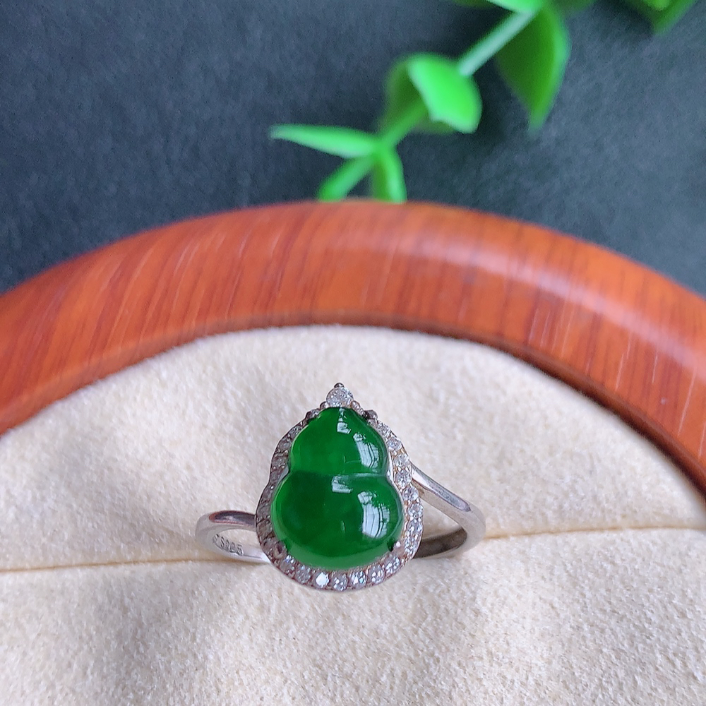 冰润满绿精美翡翠葫芦戒指  玉质细腻  冰清玉润  飘花灵动  颜色漂亮  W481.9  内径尺寸