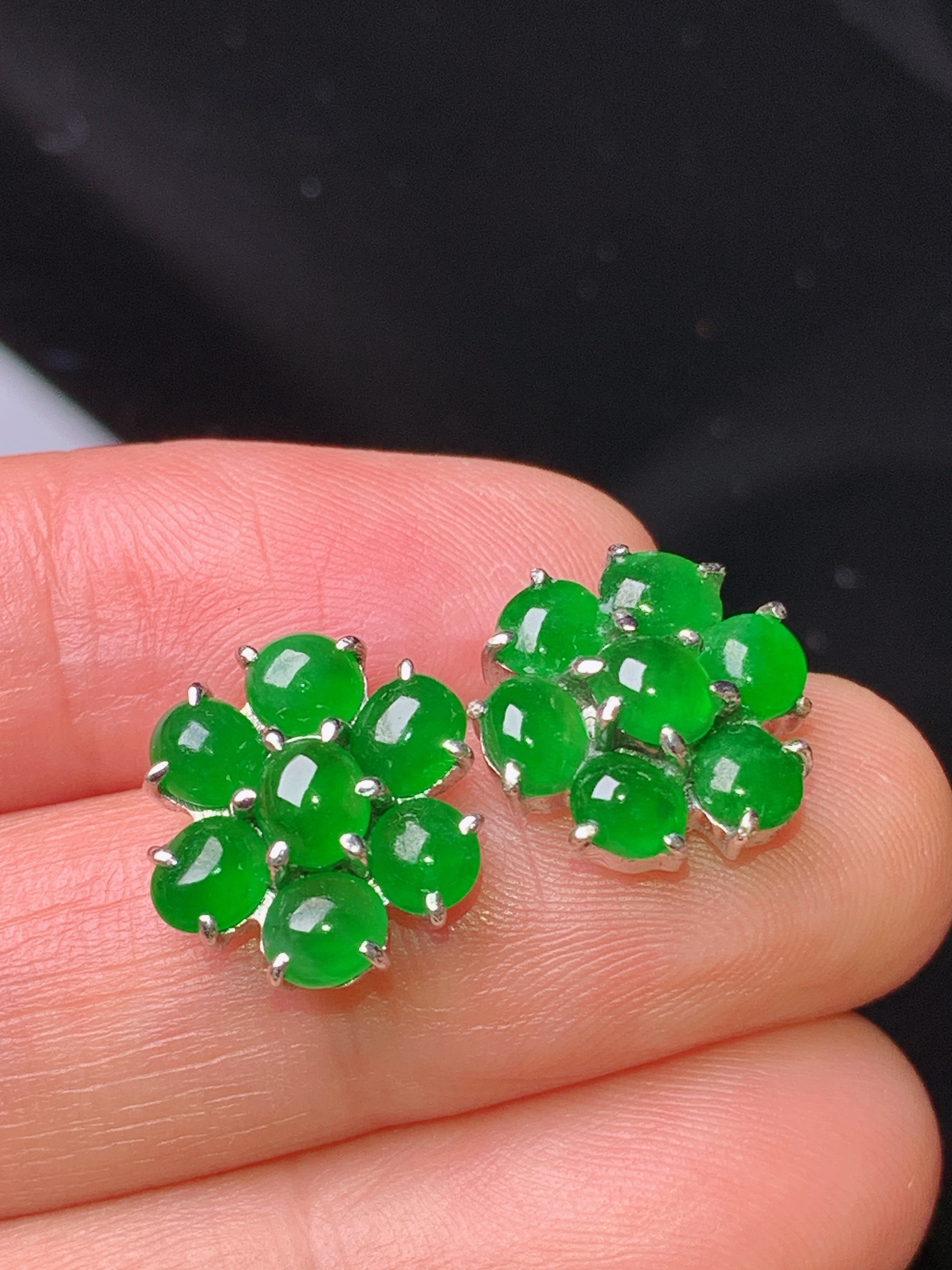 18k金钻镶嵌满绿蛋面耳钉 玉质细腻 色泽艳丽 整体尺寸12.5*5