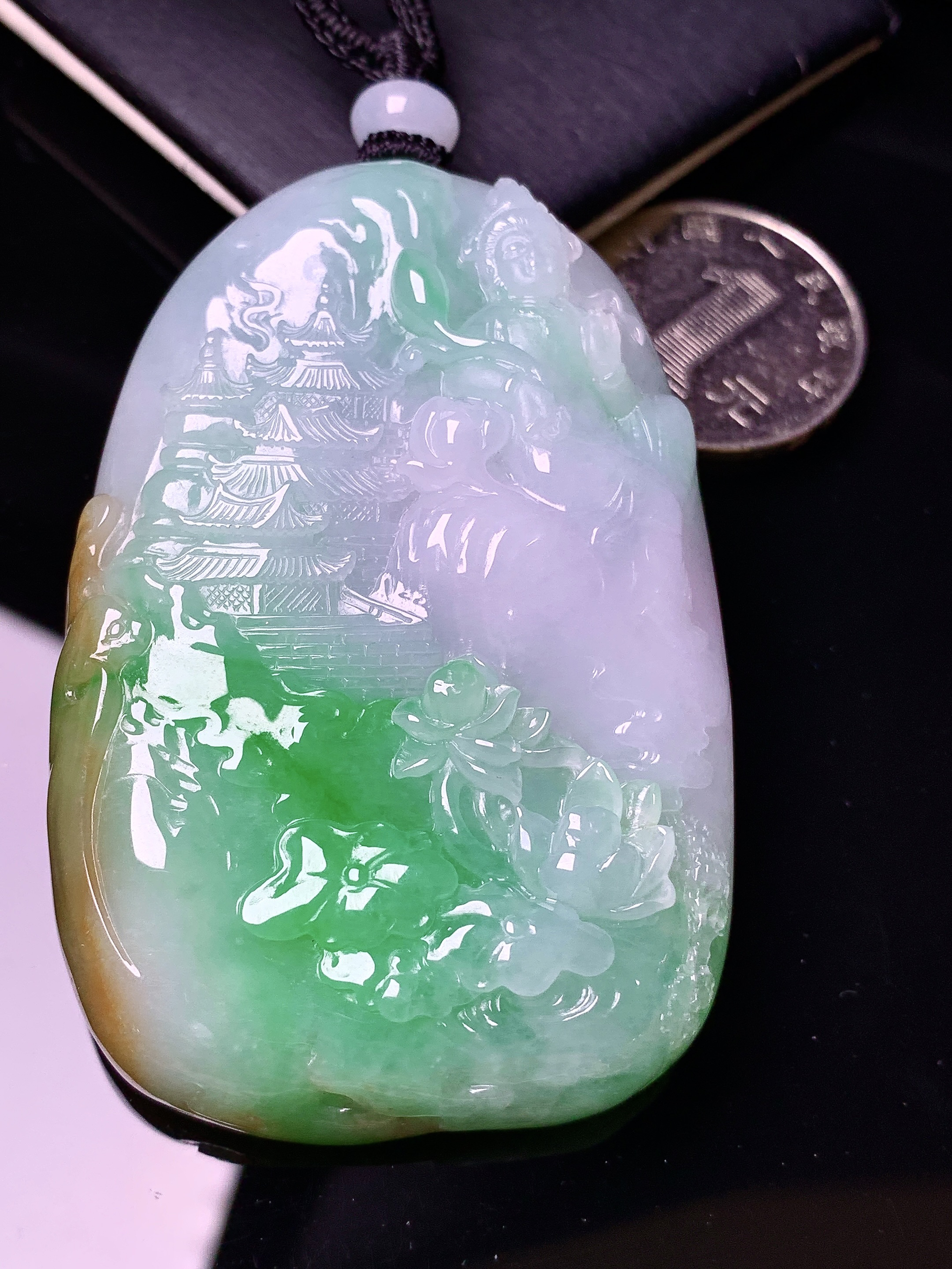 飘绿山水牌子吊坠 玉质细腻 色泽艳丽清新 水润亮眼 整体尺寸66.3*43.7*12.5L1