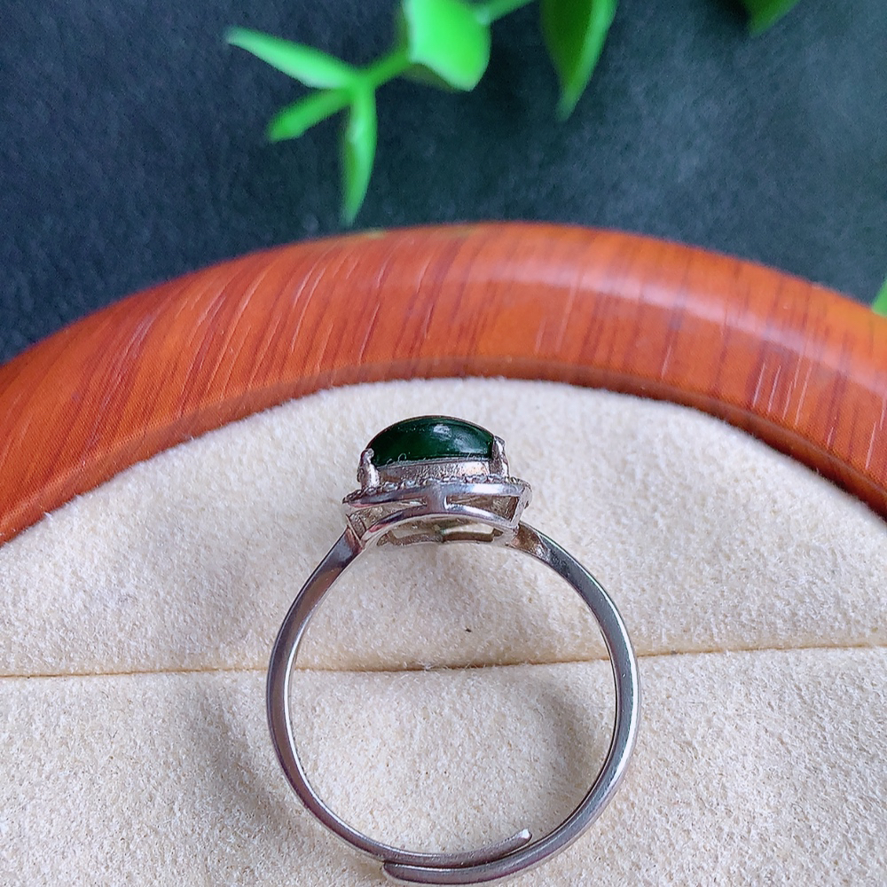 冰润满绿精美翡翠葫芦戒指  玉质细腻  冰清玉润  飘花灵动  颜色漂亮  W481.9  内径尺寸：18mm  裸石尺寸：10-8mm