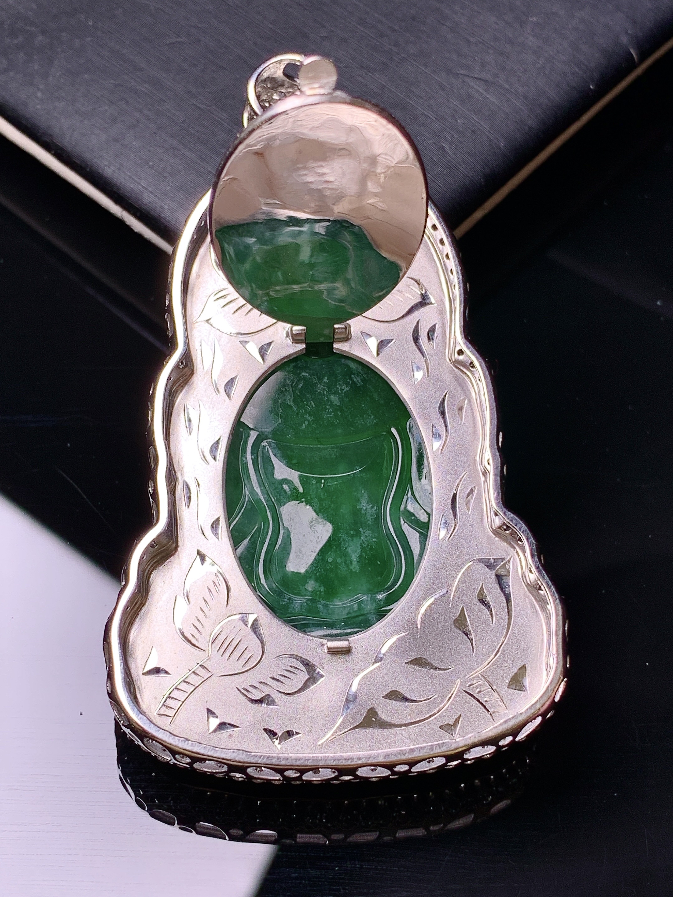 18k金钻镶嵌翠绿度母观音吊坠 玉质细腻 色泽艳丽 整体尺寸60.6*35.7*9.2t3