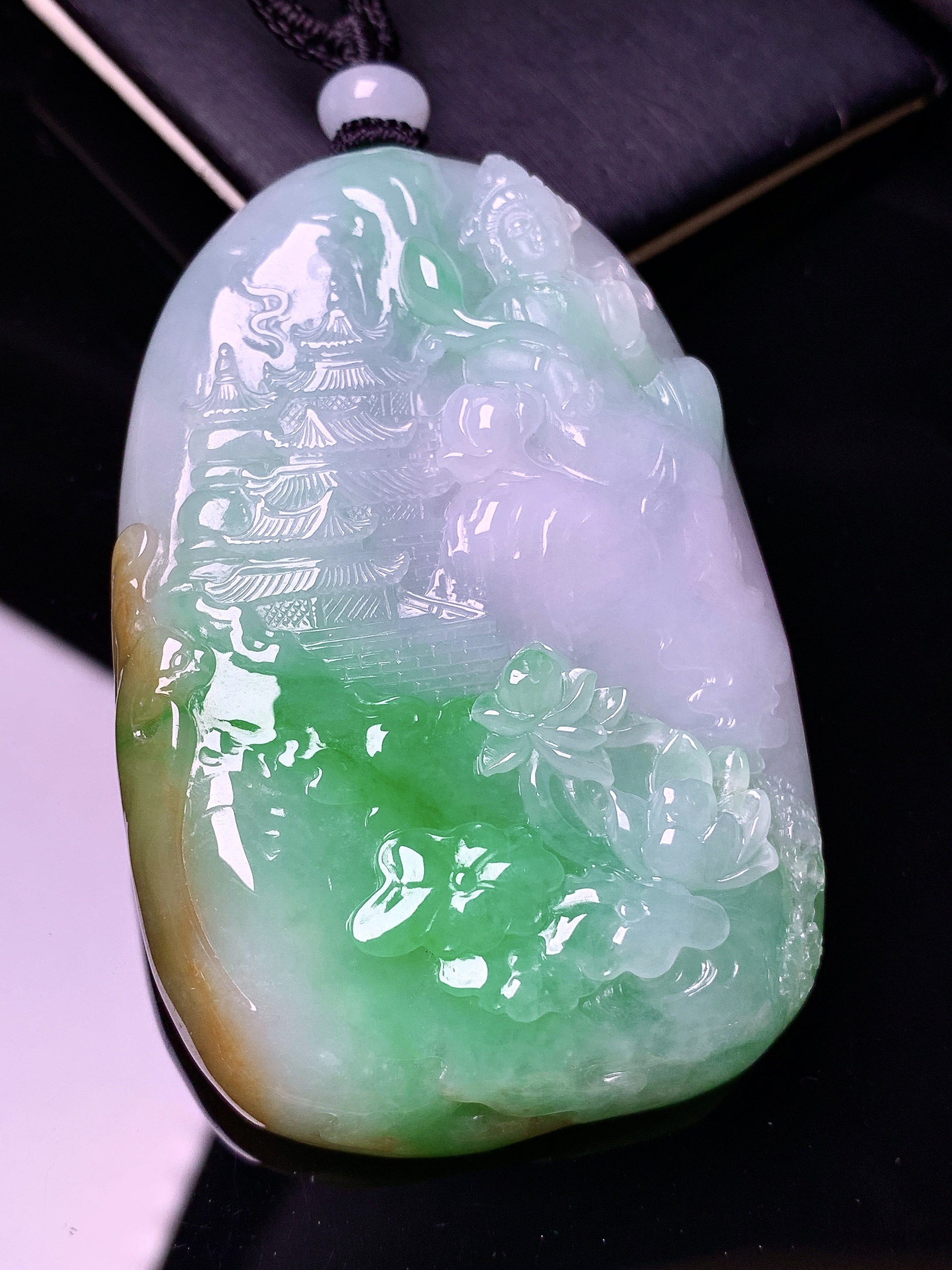 飘绿山水牌子吊坠 玉质细腻 色泽艳丽清新 水润亮眼 整体尺寸66.3*43.7*12.5L1