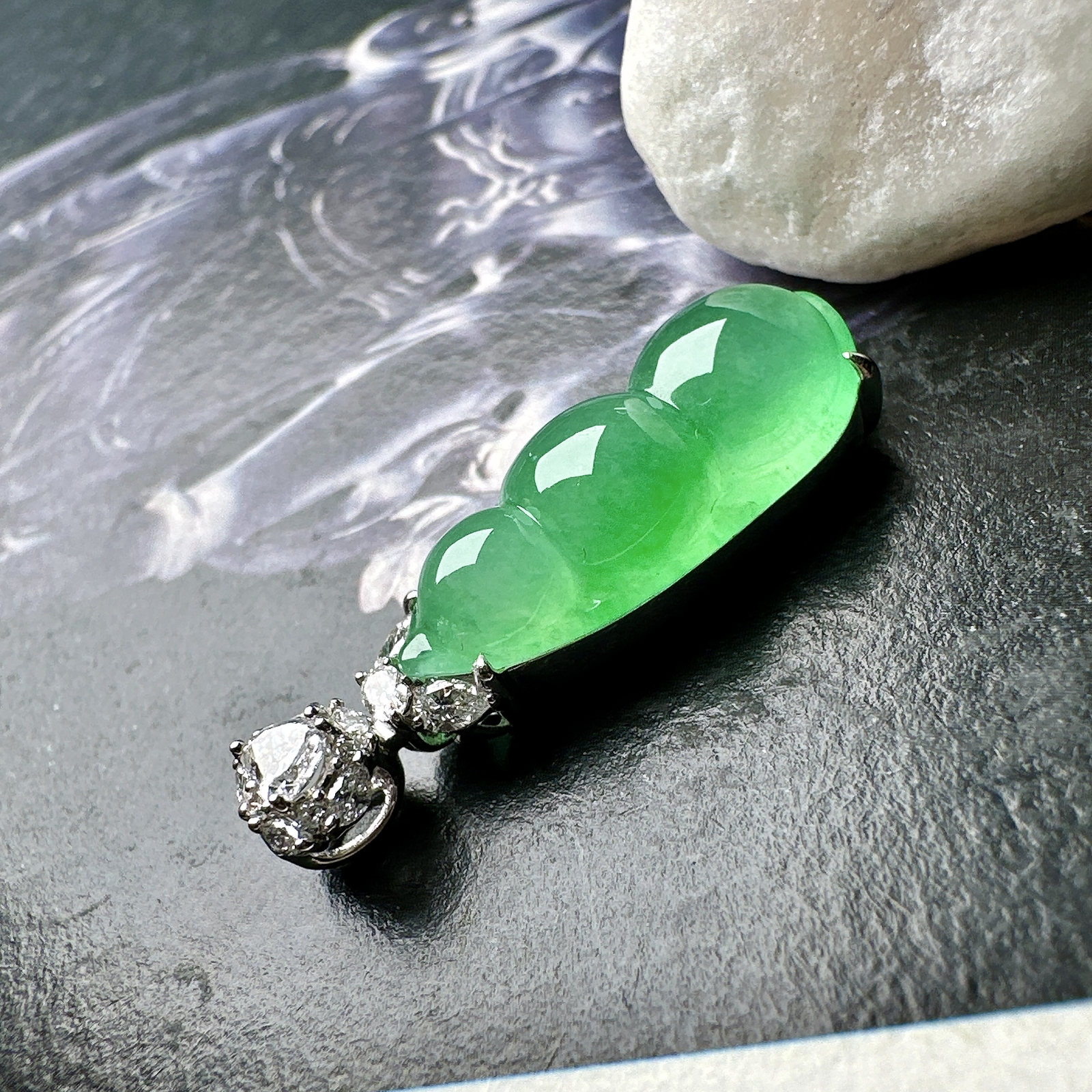 【冰种绿福豆吊坠】种地上乘，冰感十足，通透起光，饱满圆润，收藏品质，18k金钻镶嵌，裸石尺寸19.6*8.5*6毫米