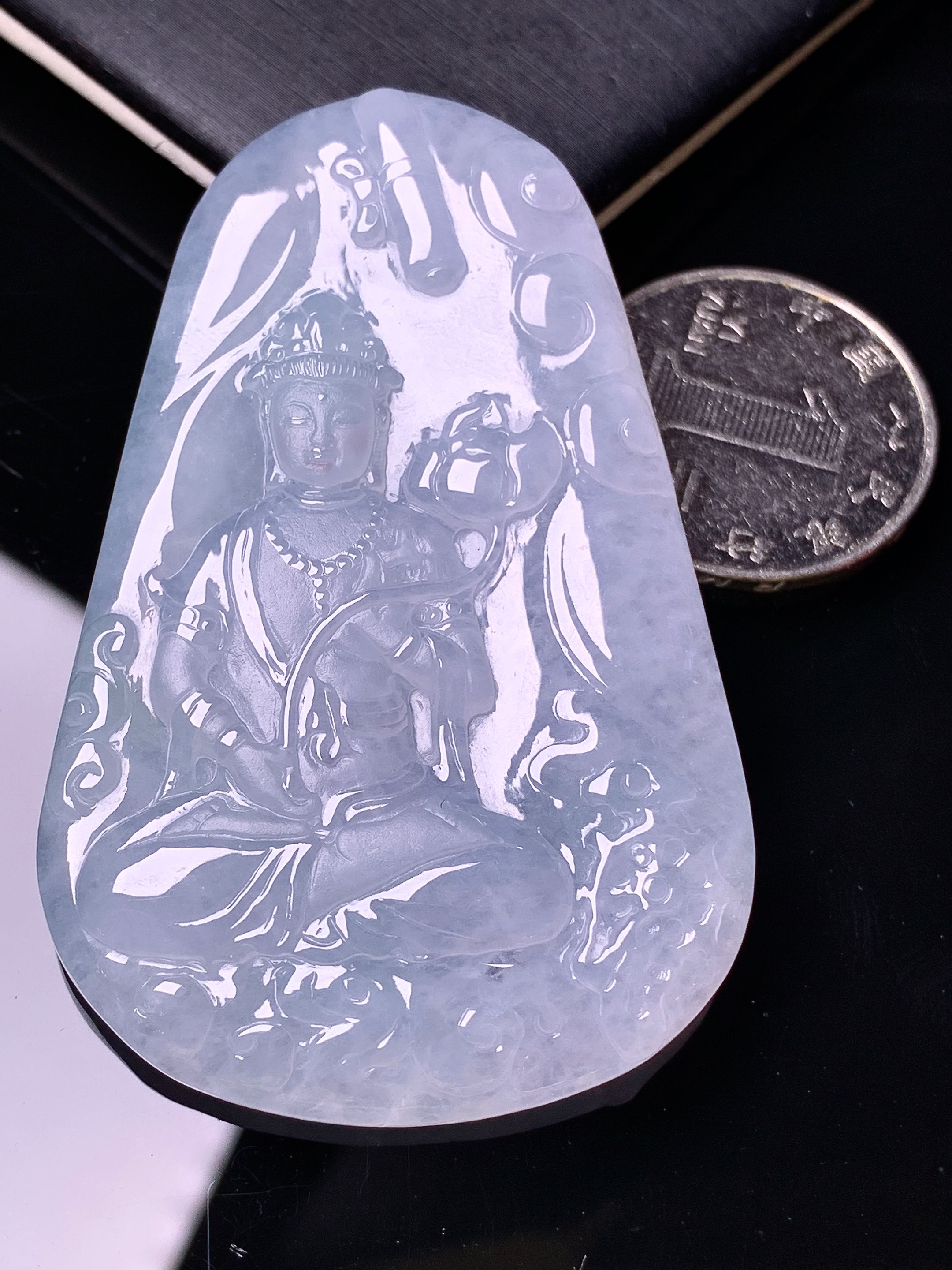 冰种观音菩萨吊坠 玉质细腻 色泽艳丽清新 水润亮眼 整体尺寸63.2*40.8*5.8d1