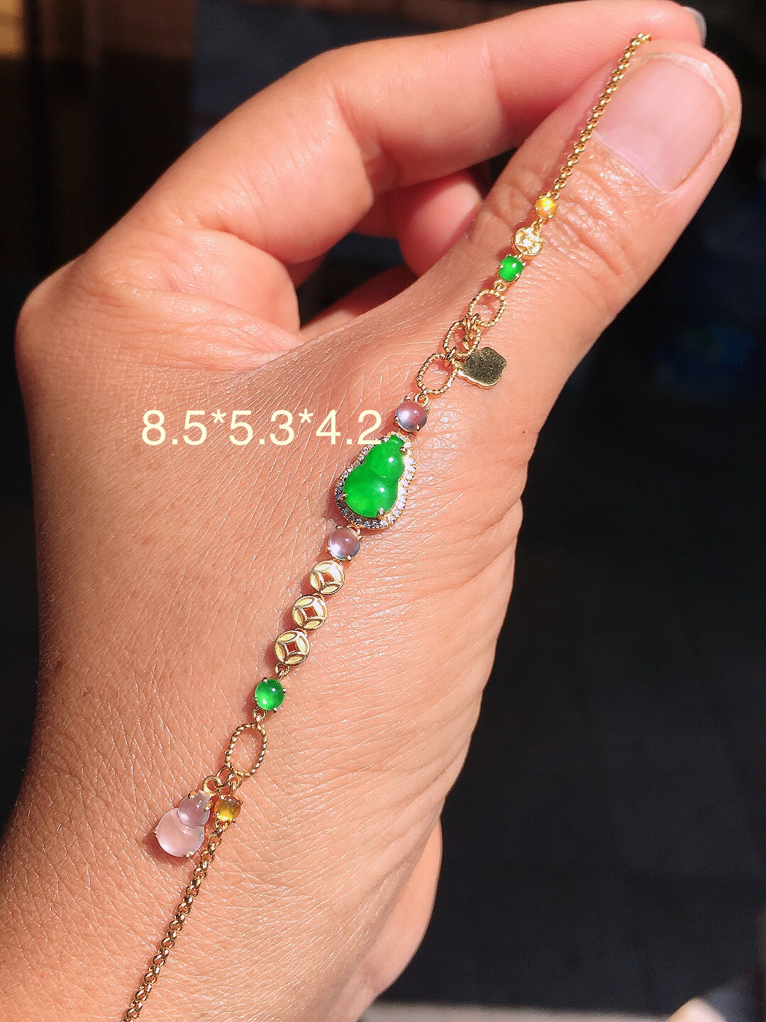 阳绿葫芦手链，色泽均匀艳丽，玉质细腻，荧光感超
强，饱满圆润，尽显优雅气质，18k
金豪华镶嵌