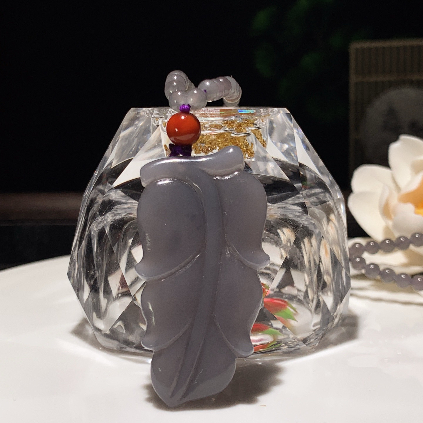 和田玉青海料烟紫金枝玉叶挂件。尺寸46/23/6重26.3克 玉质细腻油润 底色纯净 脂粉好，品质好。lt260309