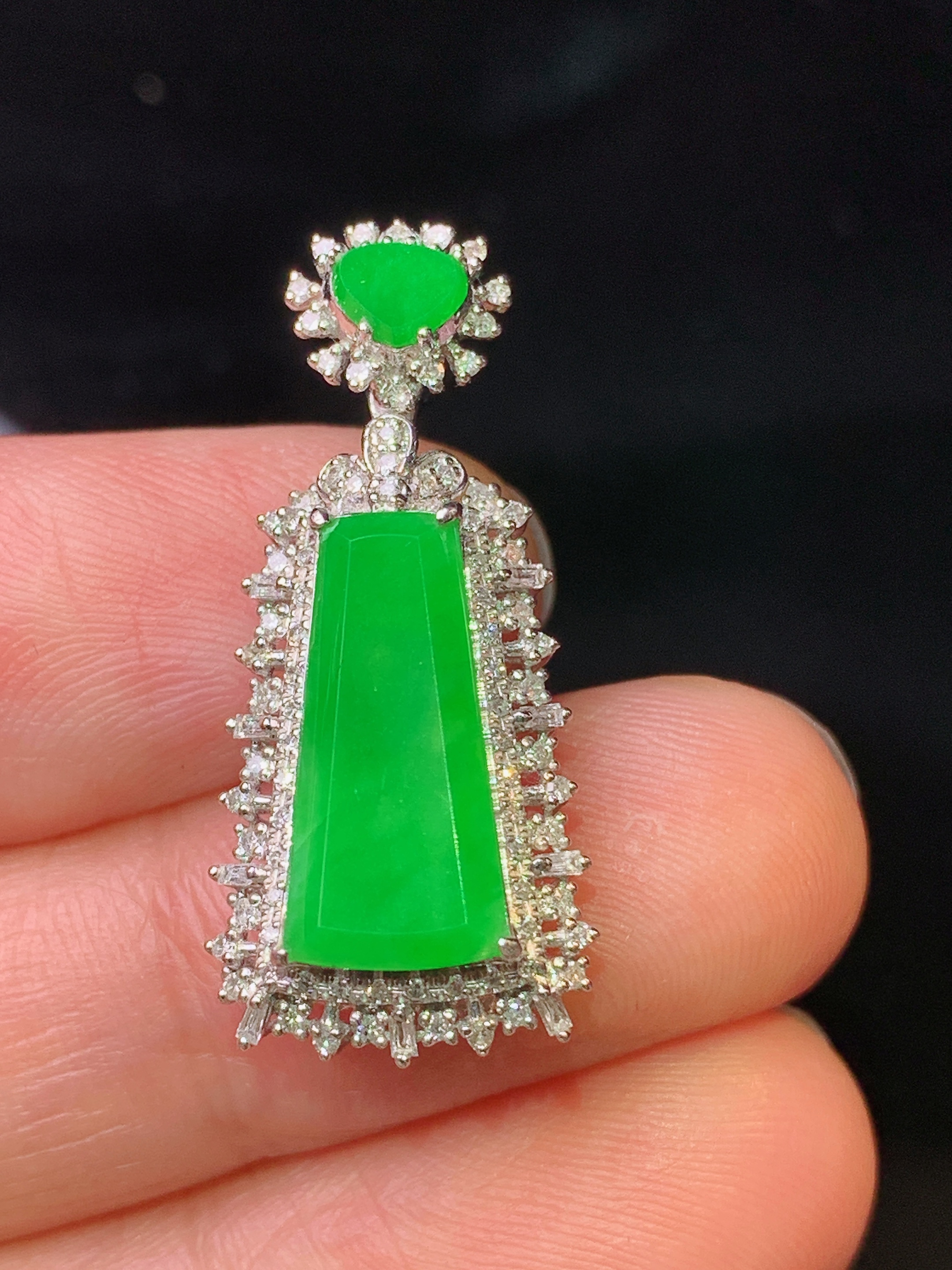 18k金钻镶嵌翠绿无事牌吊坠 玉质细腻 色泽艳丽 整体尺寸28.5*12.6*7.5x2