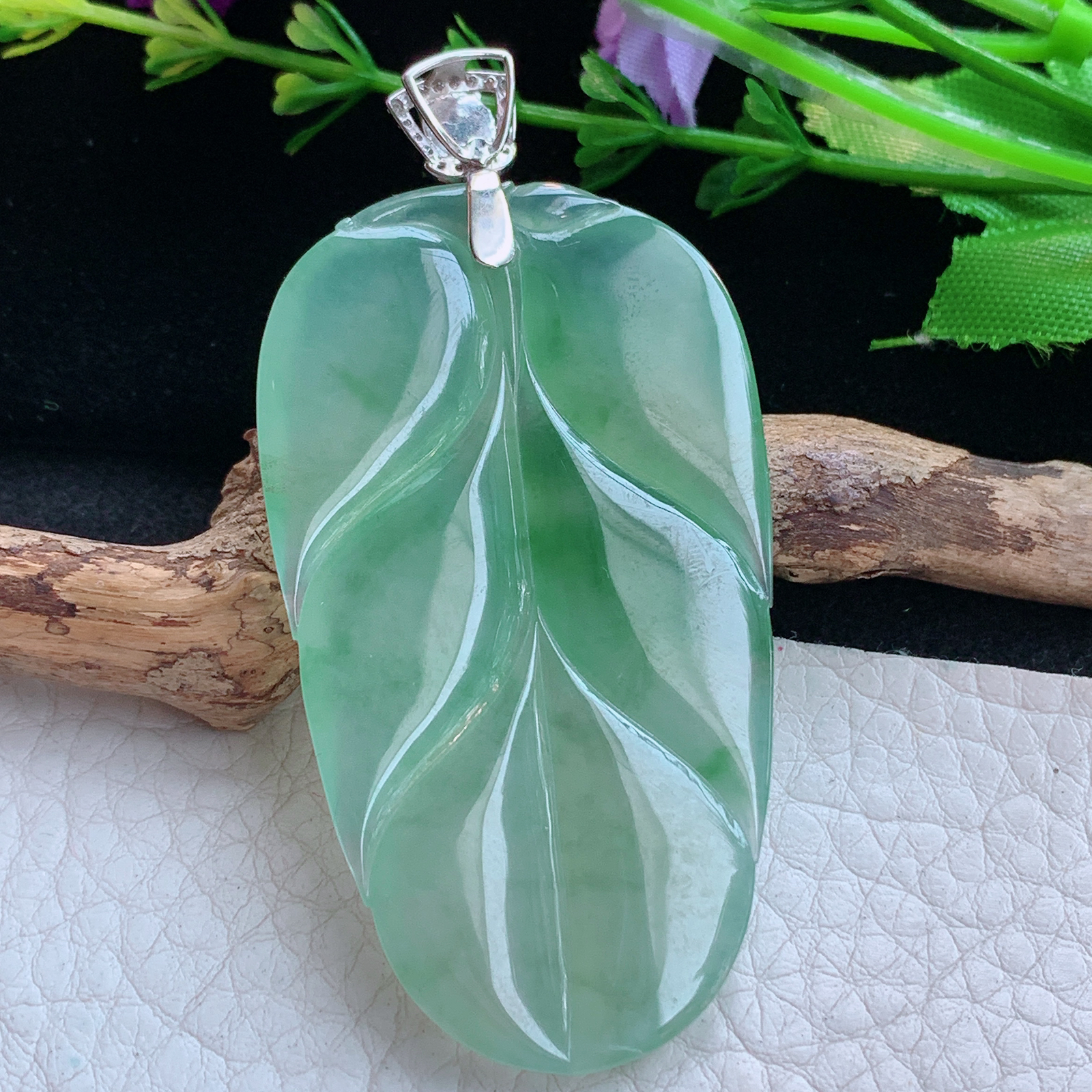 gp实拍66*5.*32.6*5.5缅甸翡翠a货精雕冰飘花大叶子玉吊坠 玉挂件
