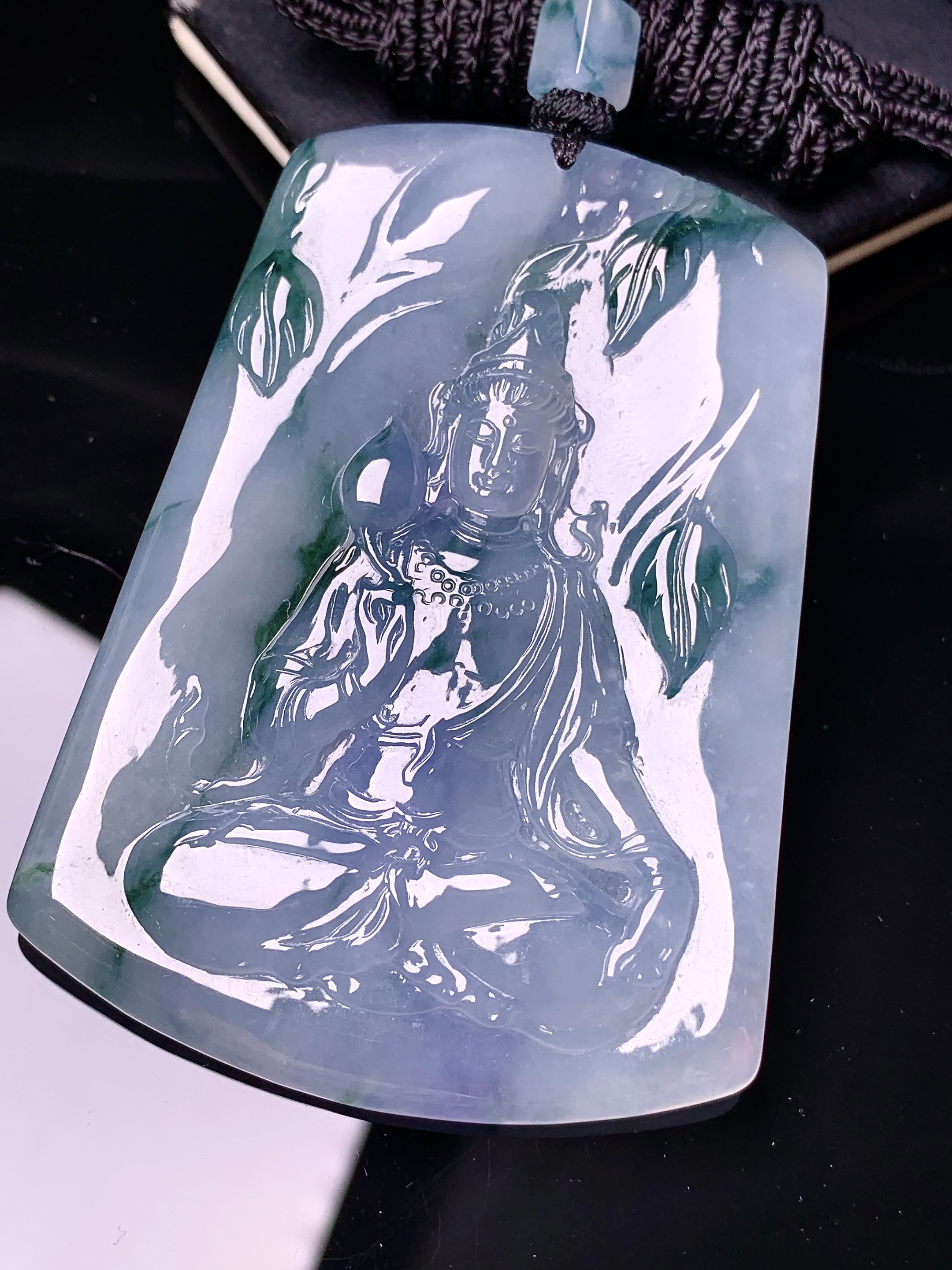 飘绿观音菩萨吊坠 玉质细腻 色泽艳丽清新 水润亮眼 整体尺寸68.2*48.5*5.5L1