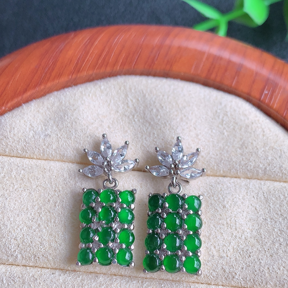 冰透满绿翡翠耳坠，自然光实拍，翠色灵动，颜色漂亮，种老水足，品相佳，佩戴佳品！W815.9  取一尺寸：22.3-8.8-3mm  裸石尺寸：2.5mm