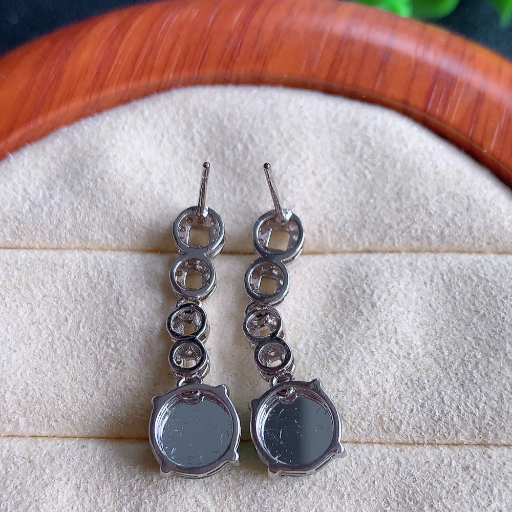 冰透满绿翡翠耳坠，自然光实拍，翠色灵动，颜色漂亮，种老水足，品相佳，佩戴佳品！W481.9  取一尺寸：25.6-8-4.4mm  裸石尺寸：8mm