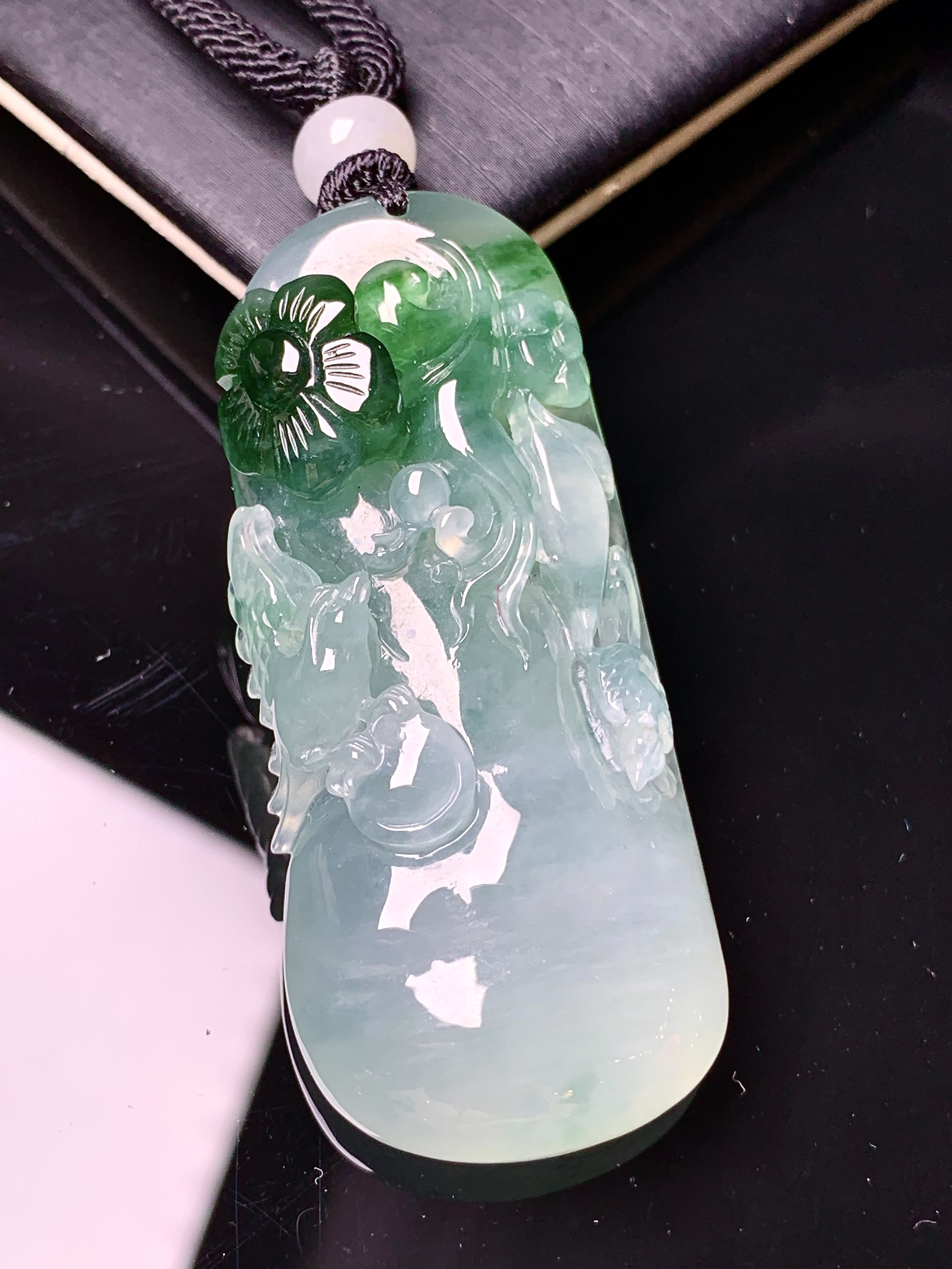 飘绿花开富贵吊坠 玉质细腻 色泽艳丽清新 水润亮眼 整体尺寸52.5*25.6*10.2L1