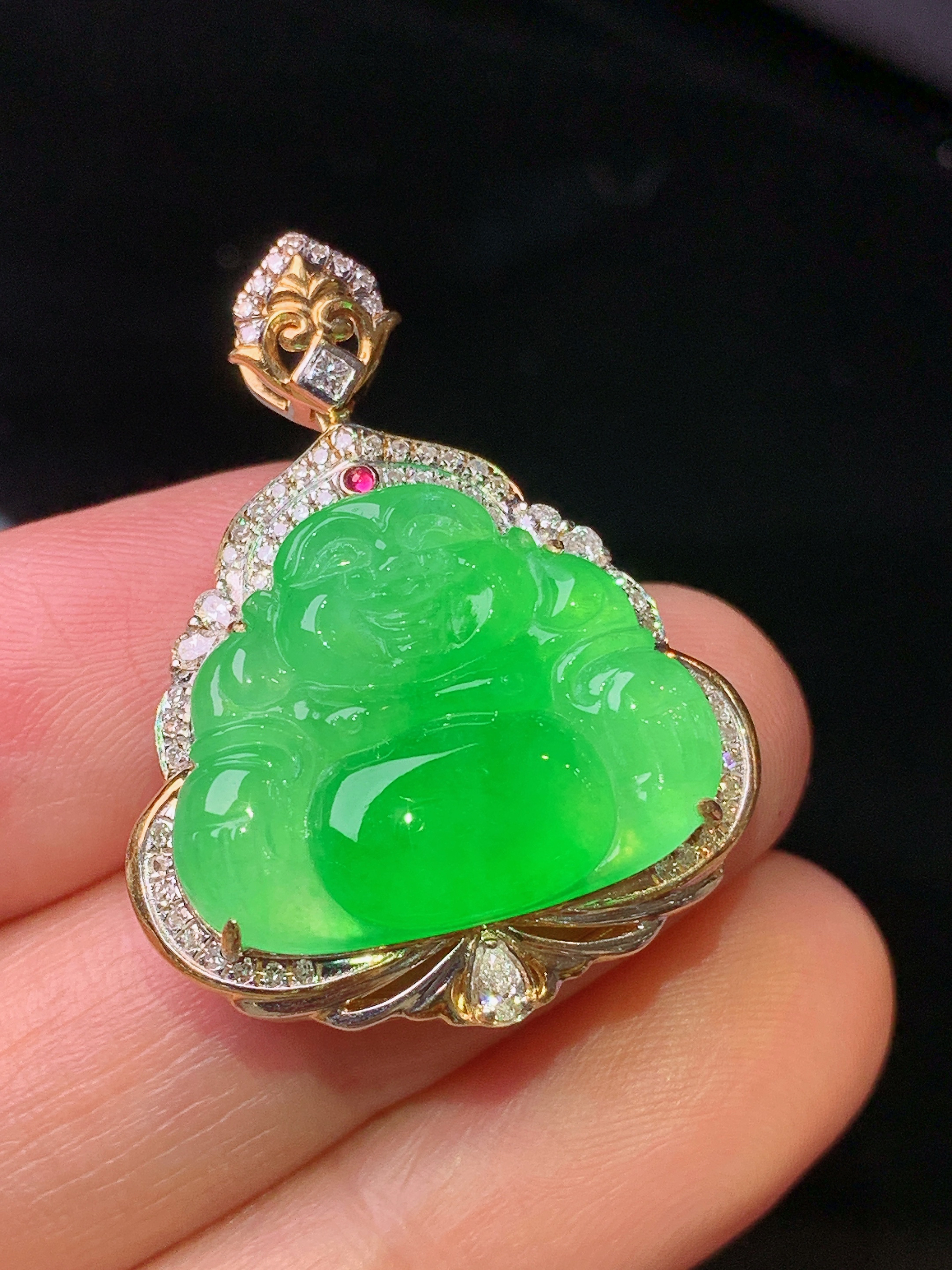 18k金钻镶嵌翠绿佛公吊坠 玉质细腻 色泽艳丽 整体尺寸31.2*24*9.8t2