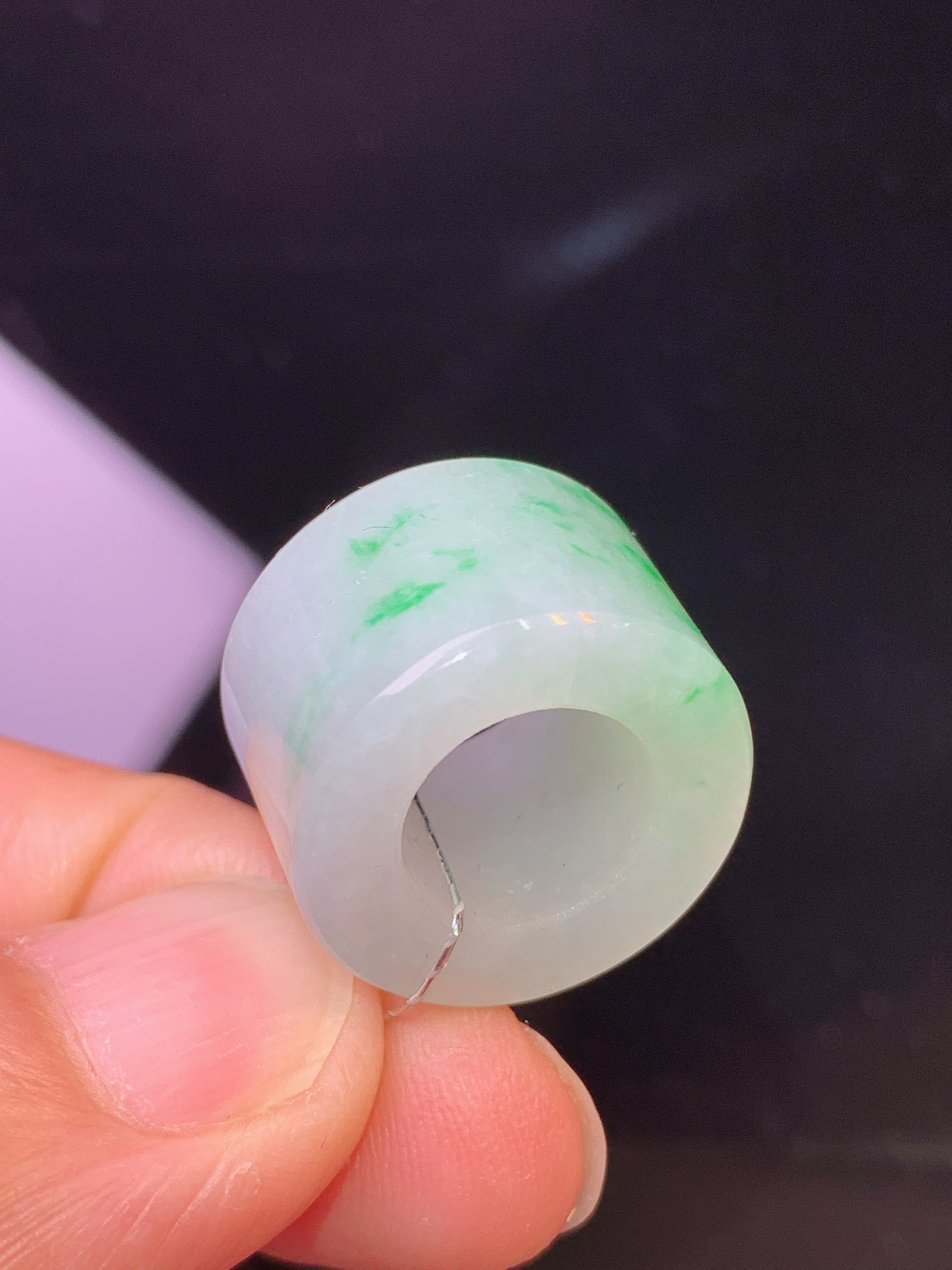 飘绿路路通吊坠 玉质细腻 色泽艳丽清新 水润亮眼 整体尺寸18.2*12*4j1