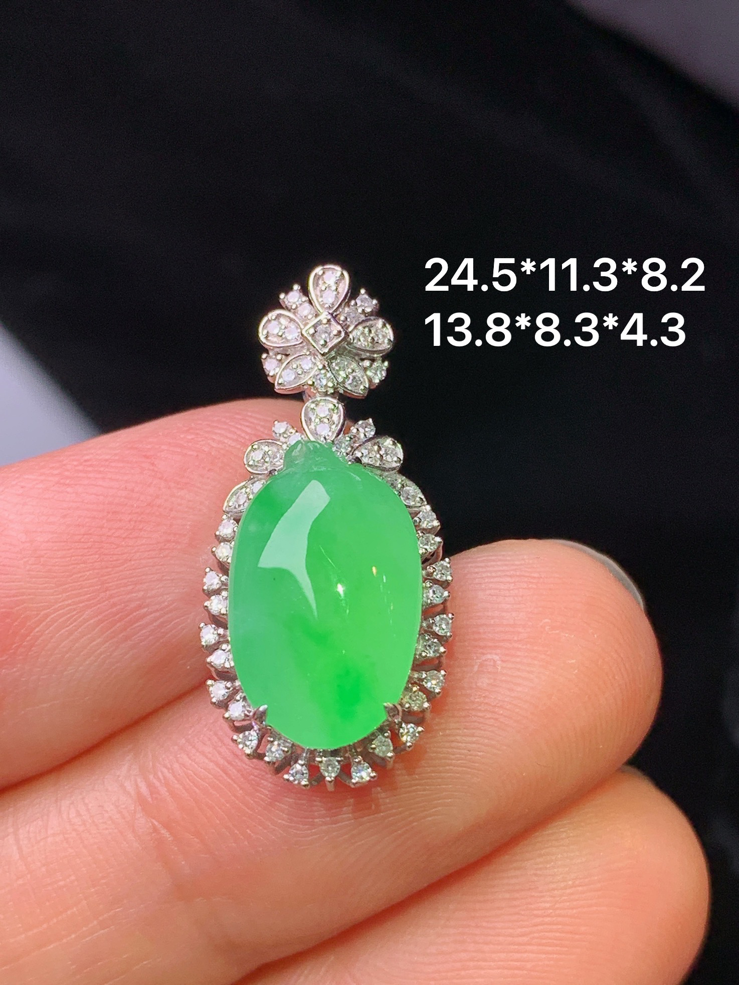 18k金钻镶嵌翠绿福瓜吊坠 玉质细腻 色泽艳丽 整体尺寸24.5*11.3*8.2x2