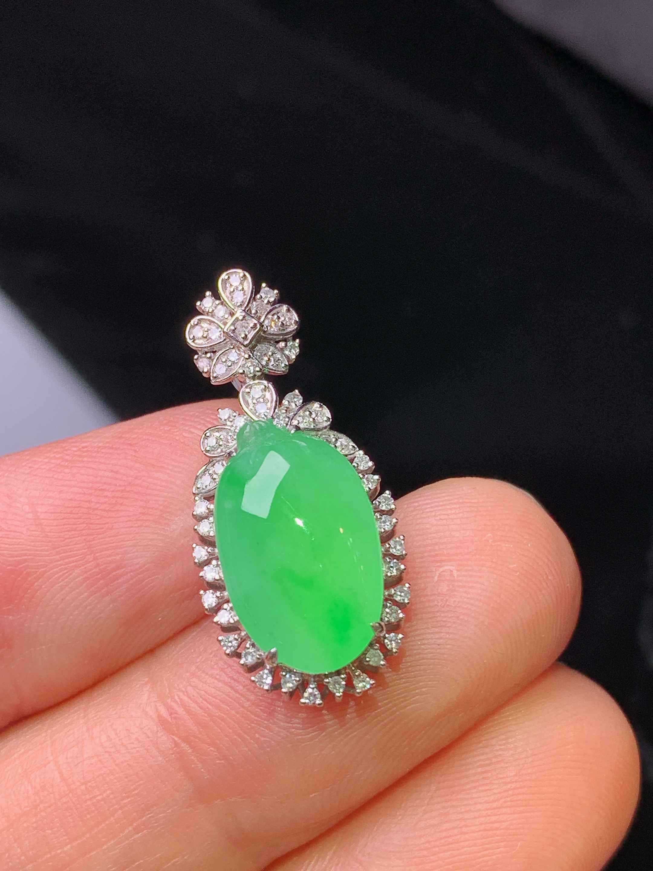 18k金钻镶嵌翠绿福瓜吊坠 玉质细腻 色泽艳丽 整体尺寸24.5*11.3*8.2x2