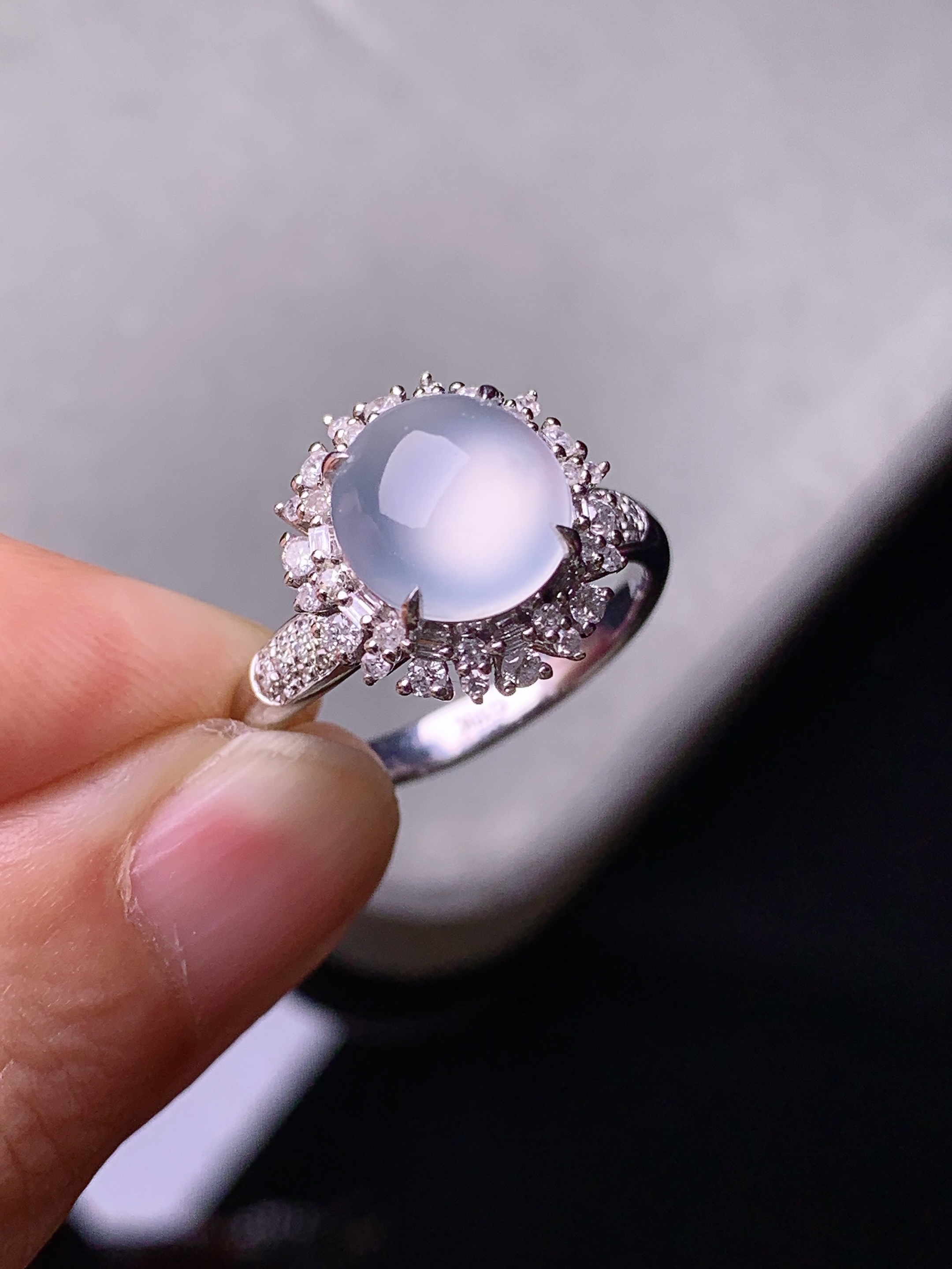 18k金钻镶嵌冰种蛋面戒指 玉质细腻 色泽艳丽 圈口14 整体尺寸13*9.5t1   裸石8.8*