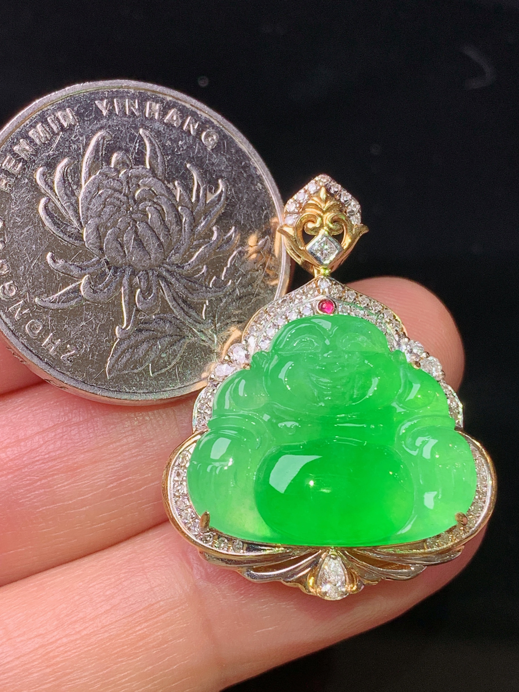 18k金钻镶嵌翠绿佛公吊坠 玉质细腻 色泽艳丽 整体尺寸31.2*24*9.8t2
