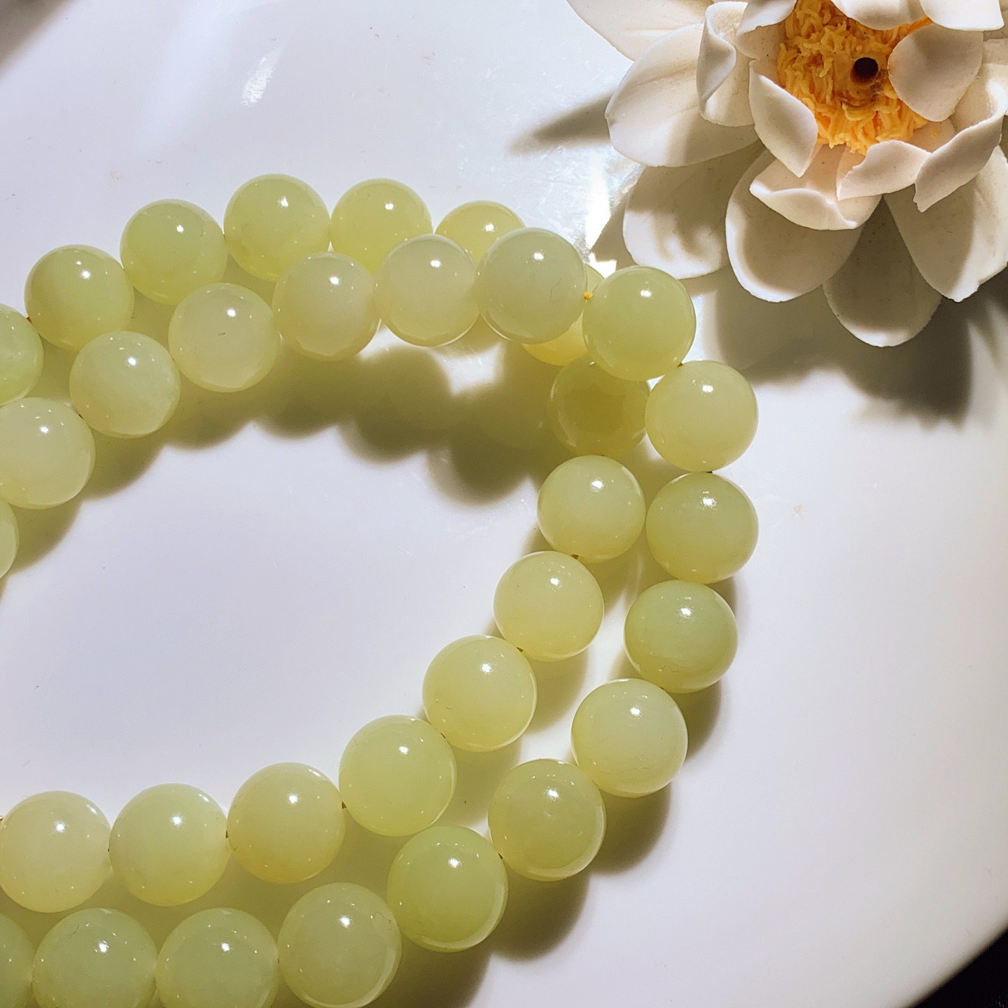 新疆和田玉若羌黄玉圆珠项链！尺寸12重105克 玉质细腻油润 底色纯净 脂粉好，品质好。lt260310