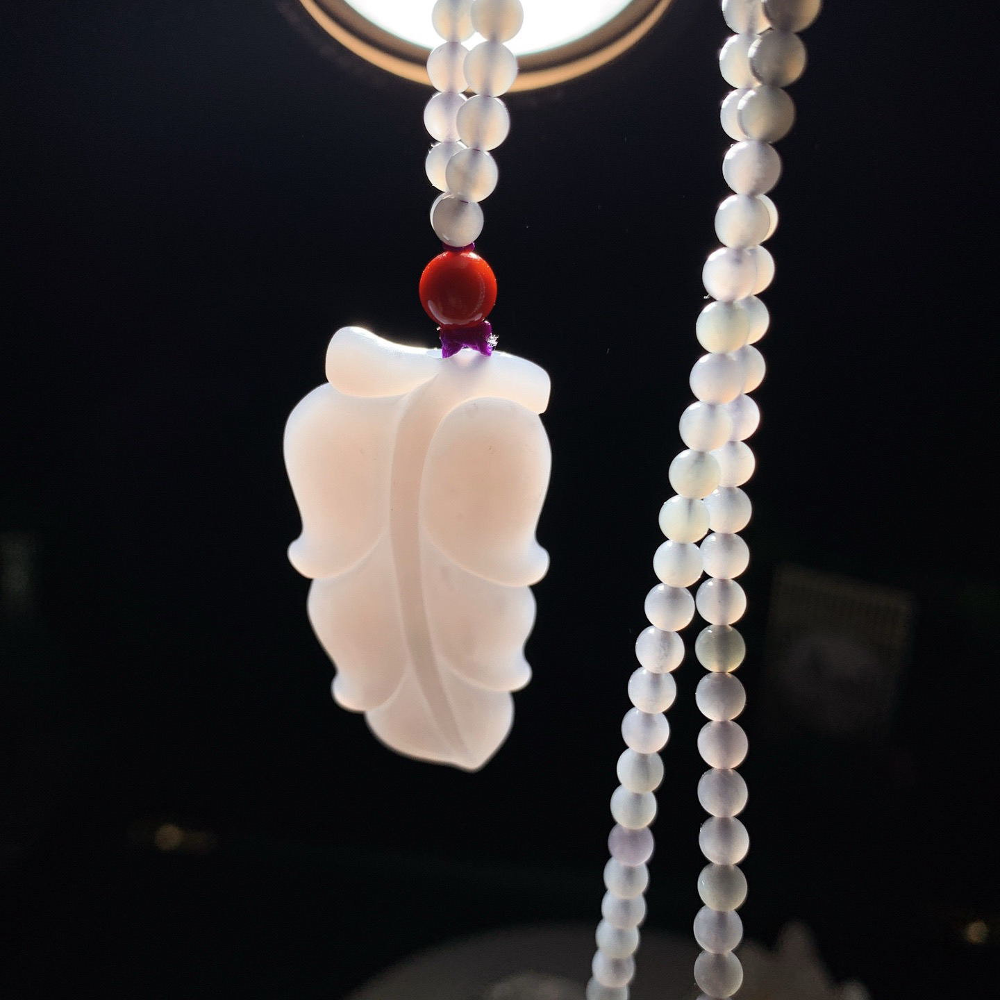 和田玉青海料烟紫金枝玉叶挂件。尺寸46/23/6重26.3克 玉质细腻油润 底色纯净 脂粉好，品质好。lt260309