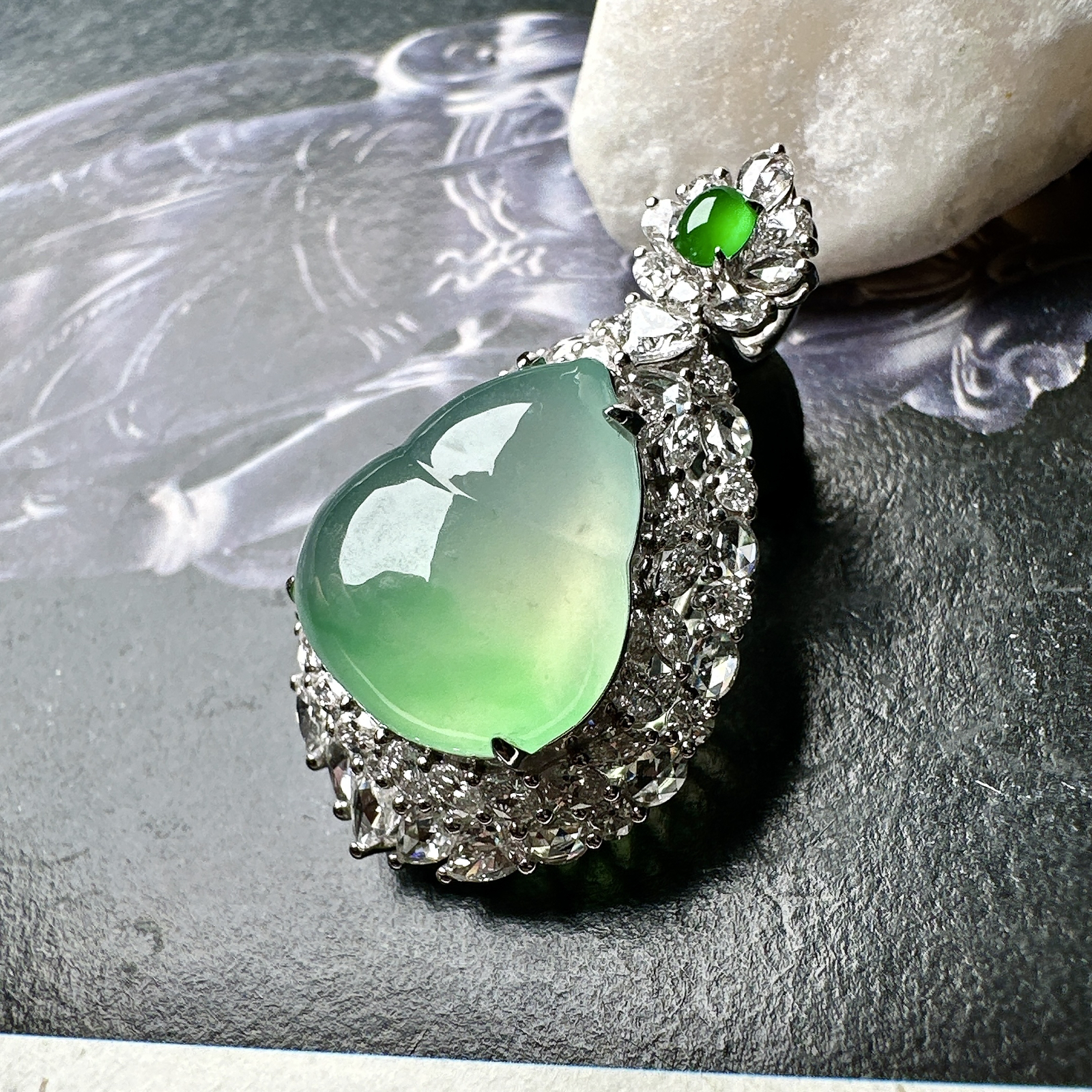 【冰种飘绿葫芦吊坠】质地细腻清爽，荧光感强烈，起刚光强烈，18K金钻镶嵌，裸石尺寸15.5*14.1*6.6毫米