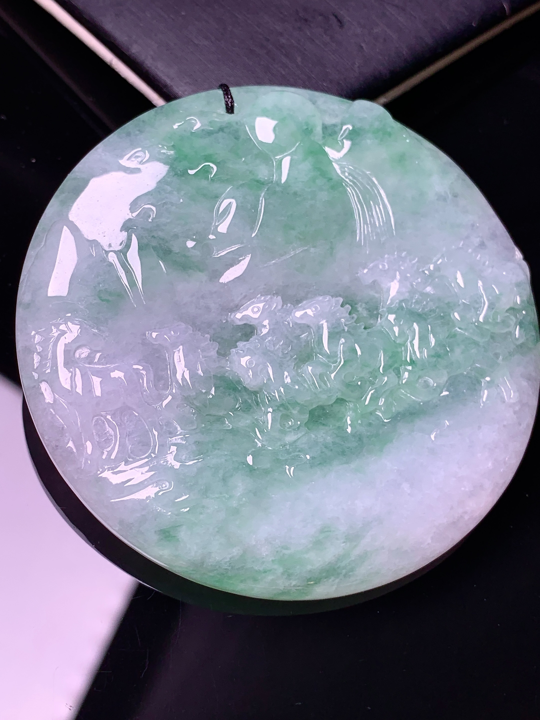 飘绿万马奔腾牌吊坠 玉质细腻 色泽艳丽清新 水润亮眼 整体尺寸56.6*5.6b2