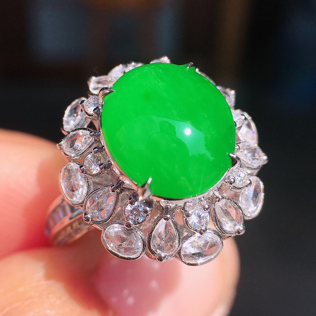 阳绿蛋面戒指，色泽均匀艳丽，玉质细腻，荧光感超
强，饱满圆润，尽显优雅气质，18k
金豪华镶嵌