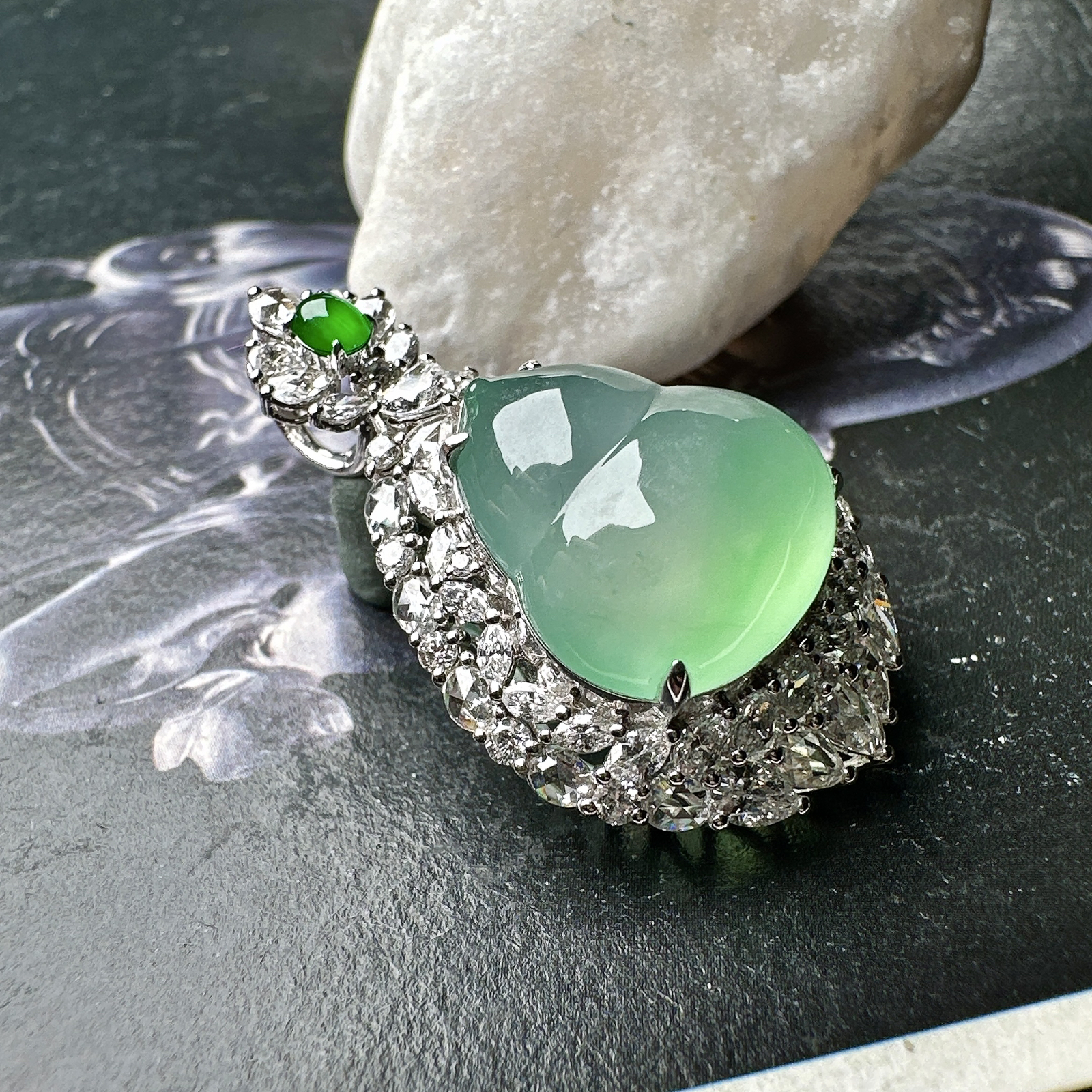 【冰种飘绿葫芦吊坠】质地细腻清爽，荧光感强烈，起刚光强烈，18K金钻镶嵌，裸石尺寸15.5*14.1*6.6毫米