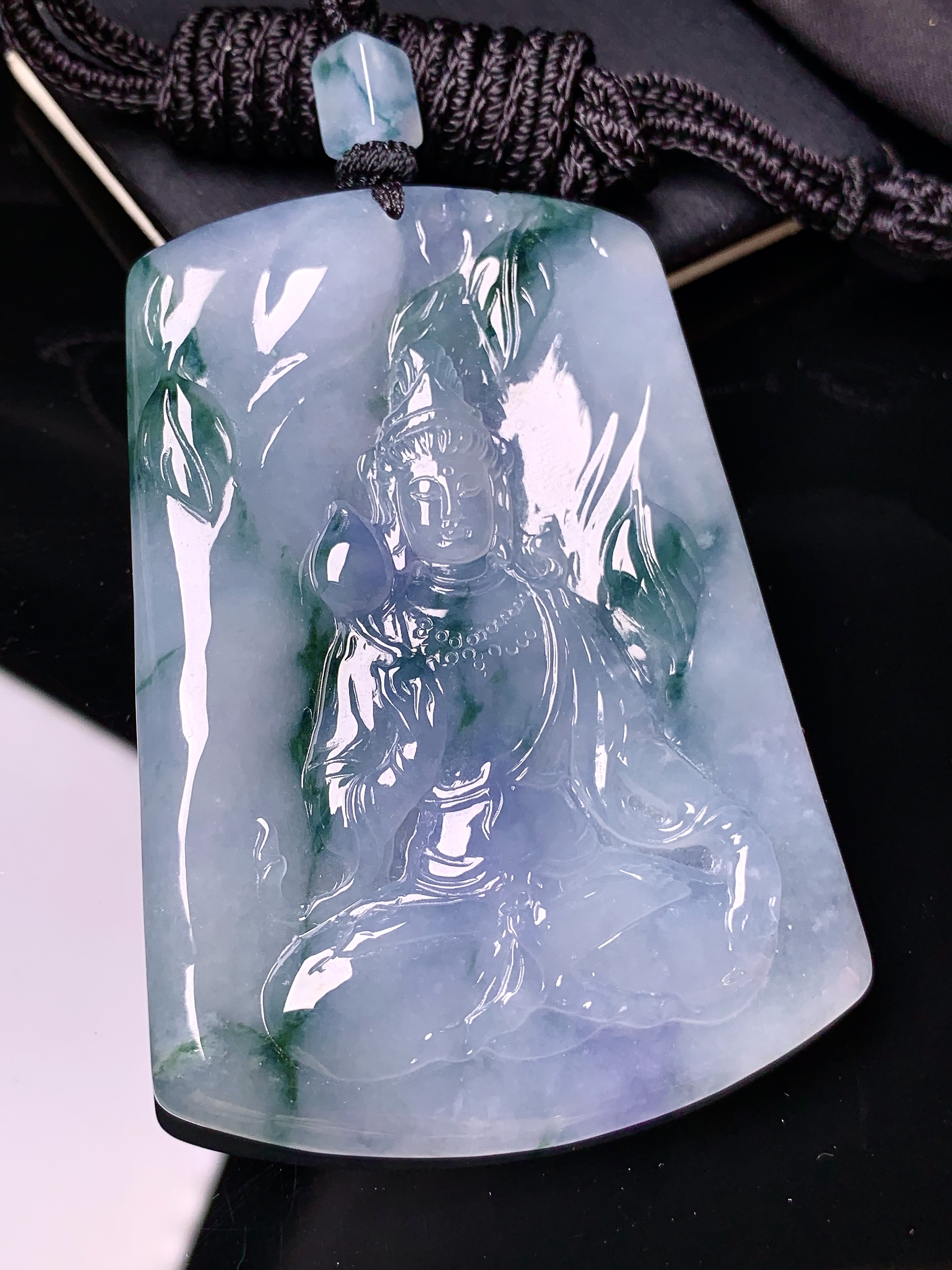 飘绿观音菩萨吊坠 玉质细腻 色泽艳丽清新 水润亮眼 整体尺寸68.2*48.5*5.5L1