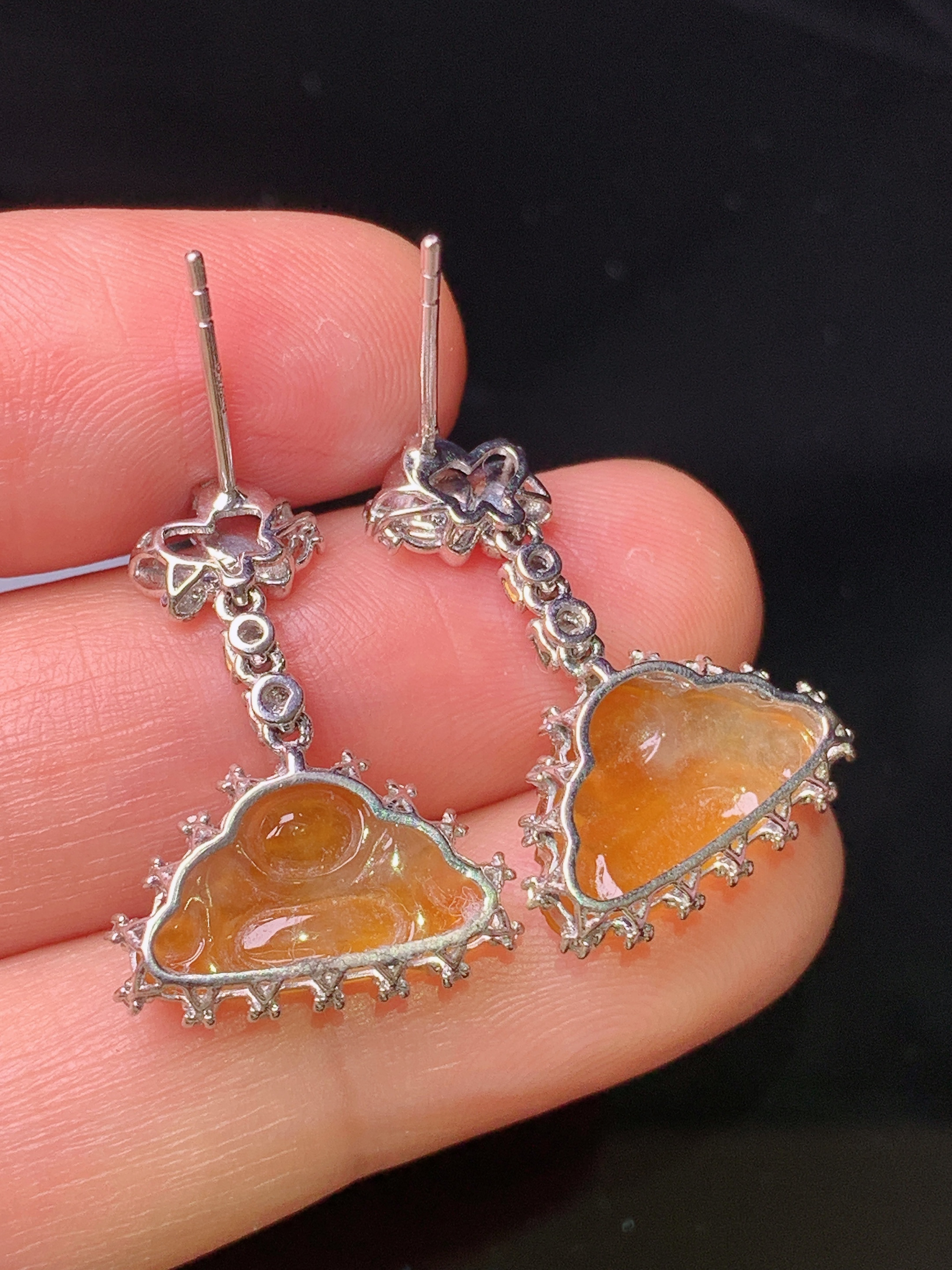 18k金钻镶嵌黄翡佛公耳坠 玉质细腻 色泽艳丽 整体尺寸23.6*16*4.8x2