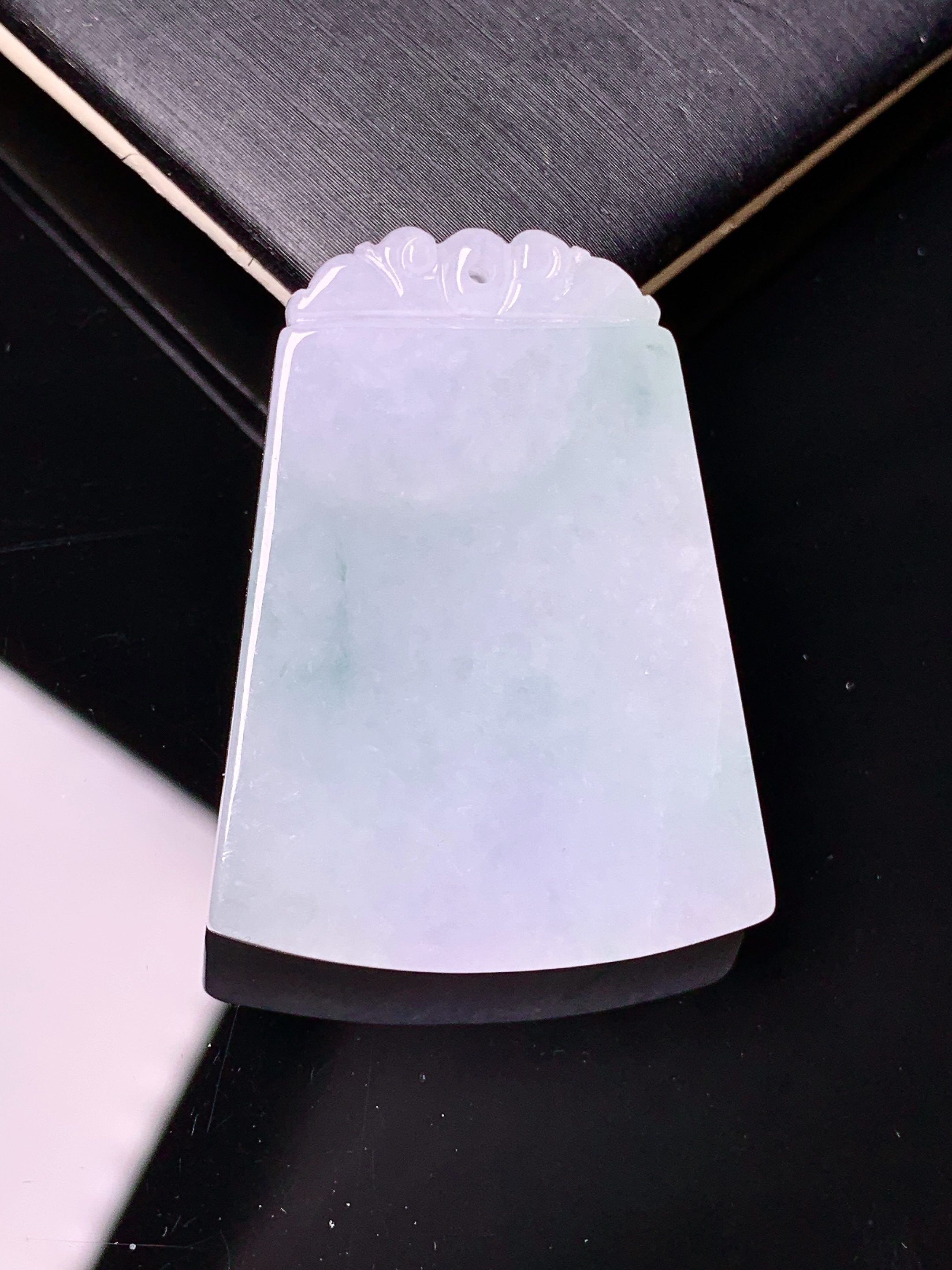 飘绿无事牌吊坠 玉质细腻 色泽艳丽清新 水润亮眼 整体尺寸37.5*28.2*5.3d1