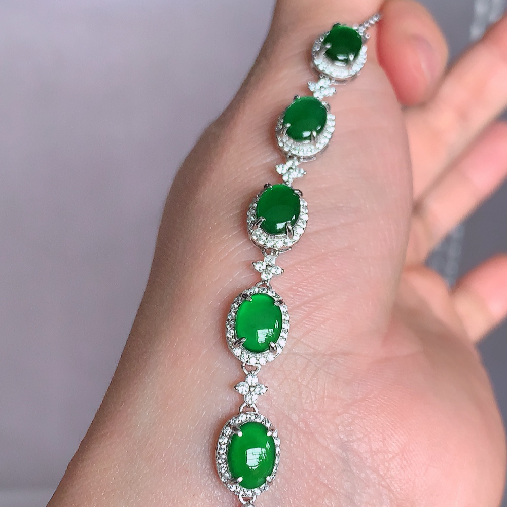 冰润翡翠满绿蛋面手链，水水润润，珠圆玉润，颜色鲜艳，妙明清净，清秀高雅，佩戴效果优雅迷人！性价比超值