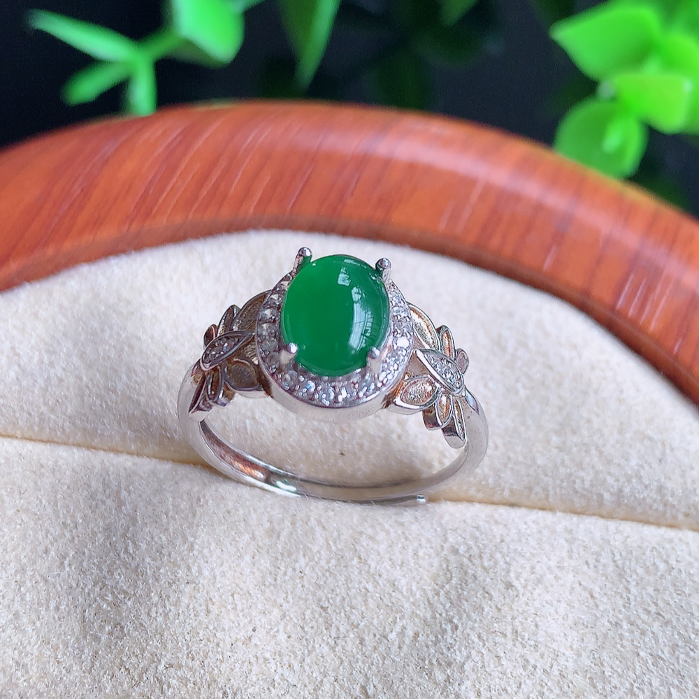 冰润满绿精美环形翡翠戒指  玉质细腻  冰清玉润  飘花灵动  颜色漂亮  W481.9   内径尺寸：17mm  裸石尺寸：8-6mm