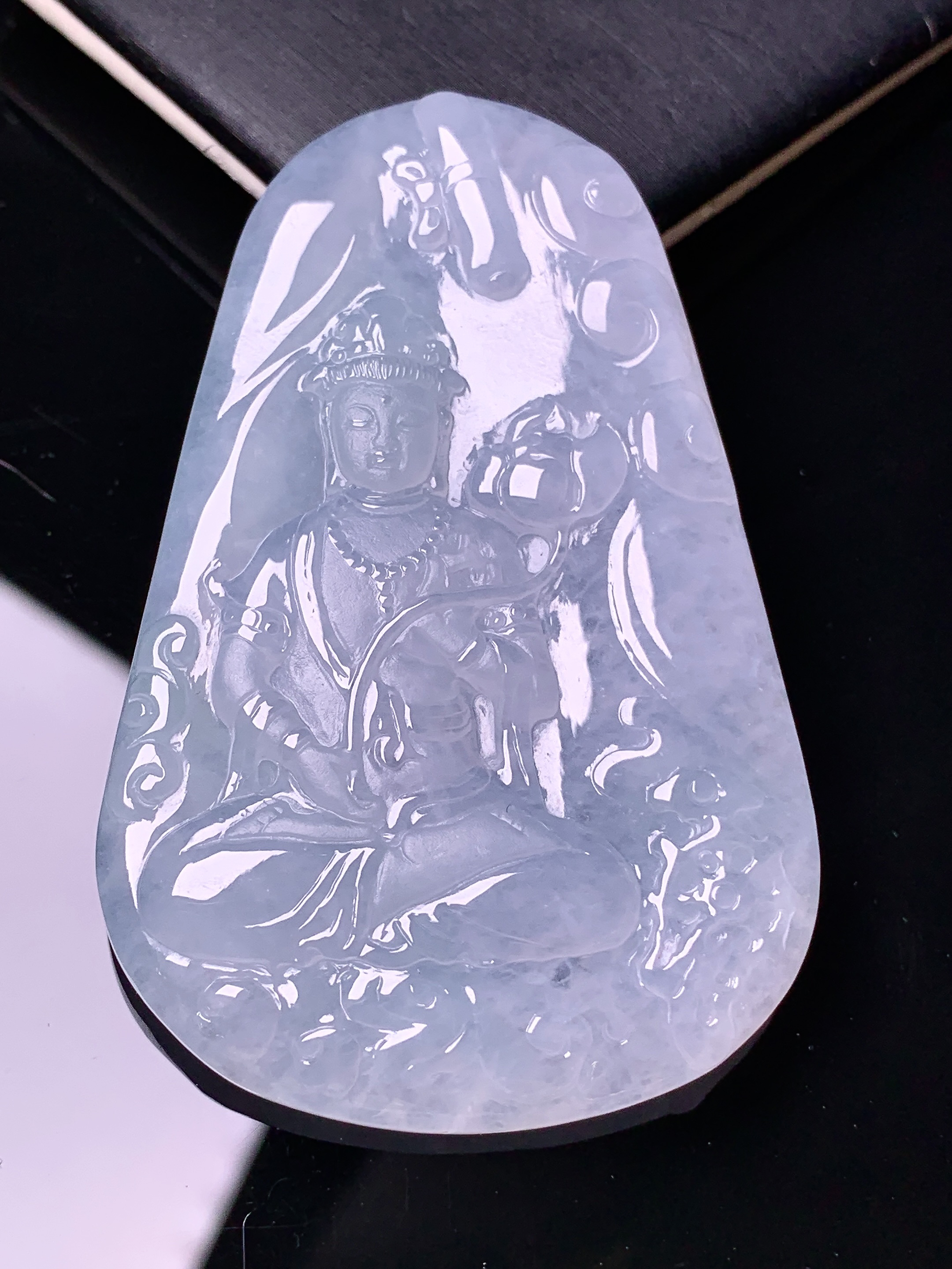 冰种观音菩萨吊坠 玉质细腻 色泽艳丽清新 水润亮眼 整体尺寸63.2*40.8*5.8d1