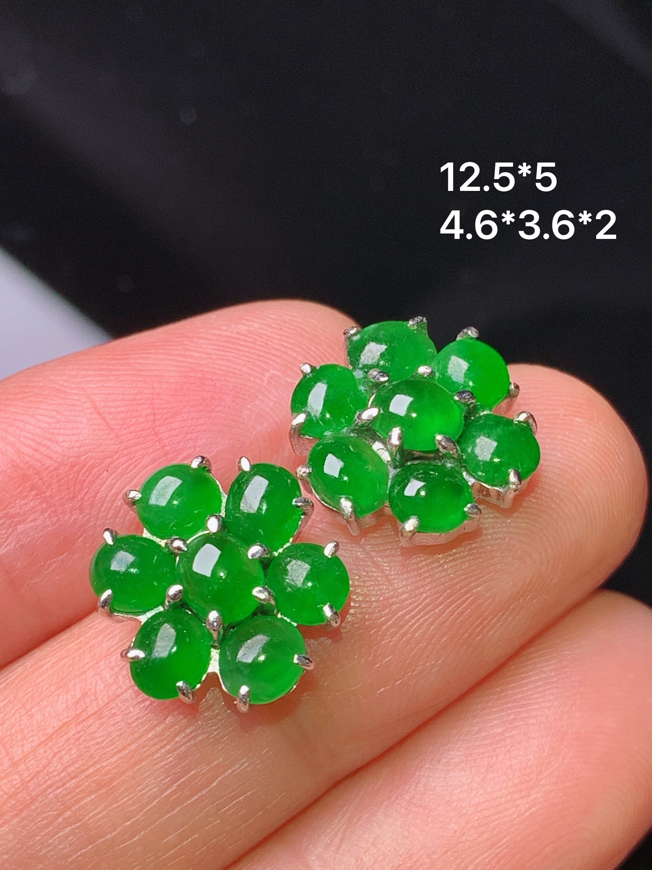 18k金钻镶嵌满绿蛋面耳钉 玉质细腻 色泽艳丽 整体尺寸12.5*5