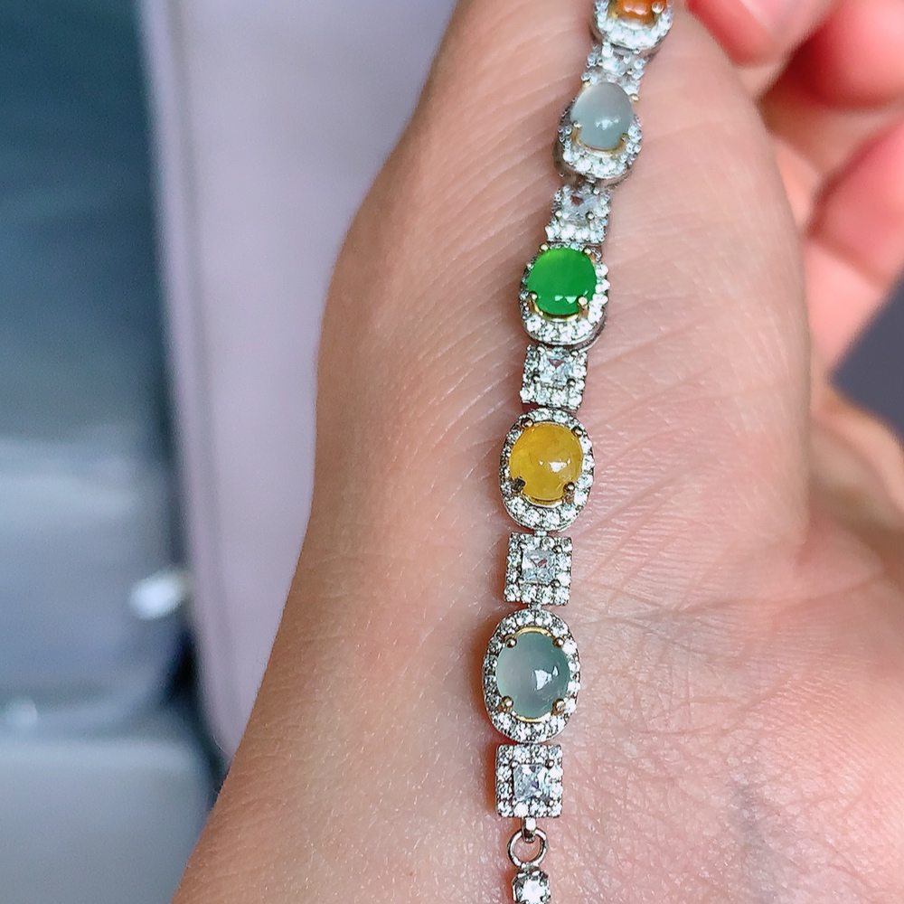 冰润翡翠多宝蛋面手链，水水润润，珠圆玉润，颜色鲜艳，妙明清净，清秀高雅，佩戴效果优雅迷人！性价比超值 W815.9  尺寸：68-5.8-5.6mm  取一裸石尺寸：5.8-4mm