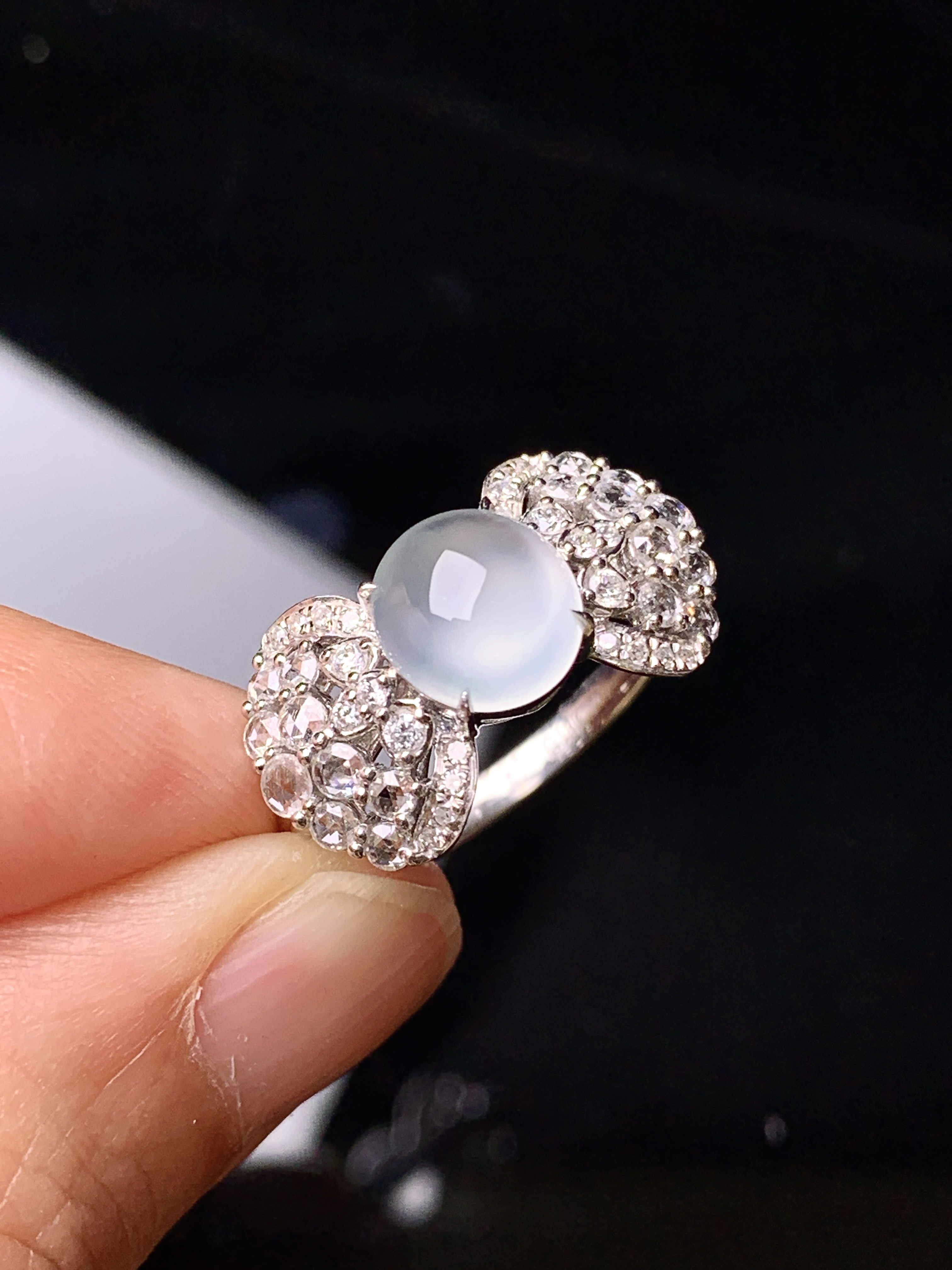 18k金钻镶嵌冰种蛋面戒指 玉质细腻 色泽艳丽 圈口14 整体尺寸8.2*7.5*3.8t1