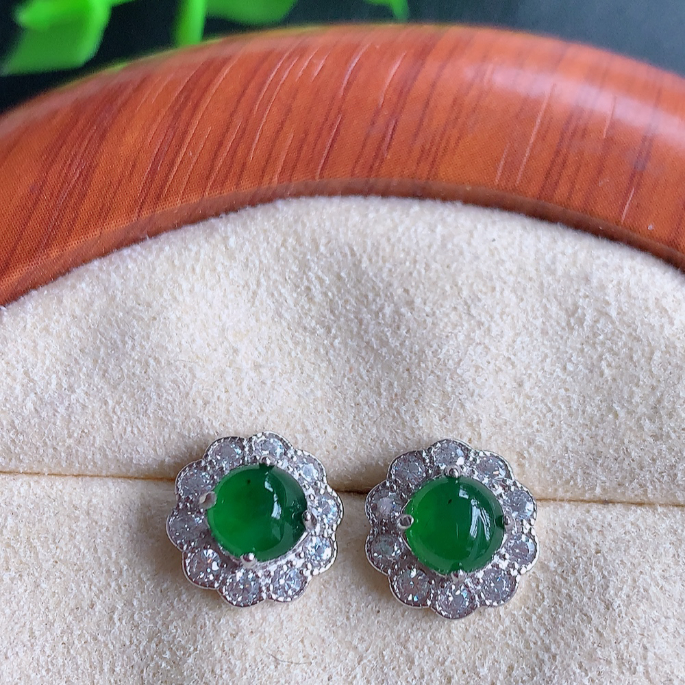 冰透满绿翡翠耳坠，自然光实拍，翠色灵动，颜色漂亮，种老水足，品相佳，佩戴佳品！W481.9  取一尺