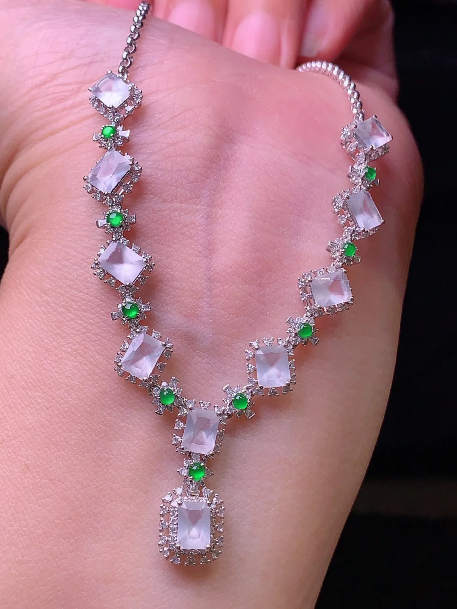 18k金钻镶嵌冰种菱形项链 玉质细腻 色泽艳丽 整体尺寸67.2*7.8*5.2t2