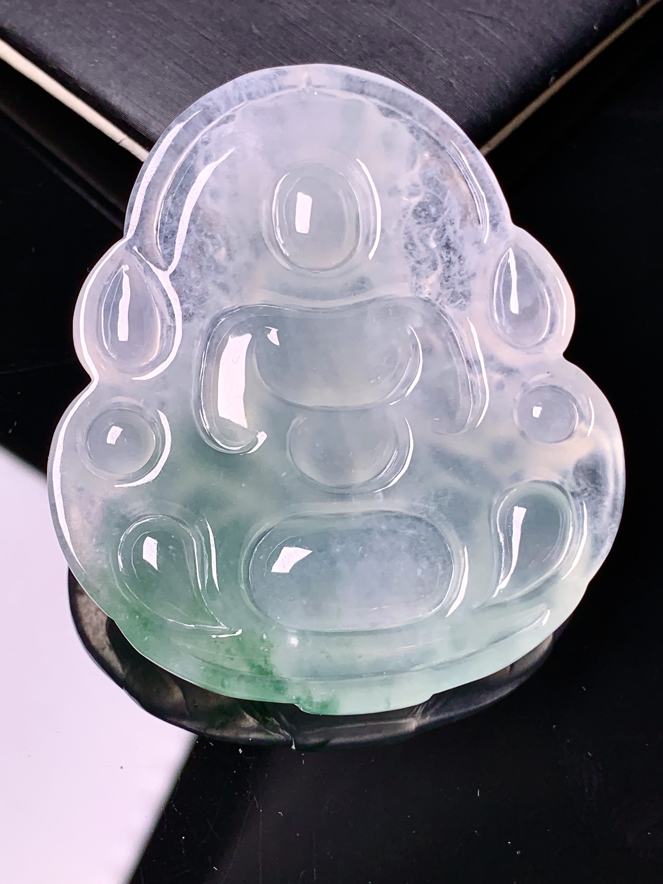 飘绿度母观音菩萨吊坠 玉质细腻 色泽艳丽清新 水润亮眼 整体尺寸54*46.5*7d1