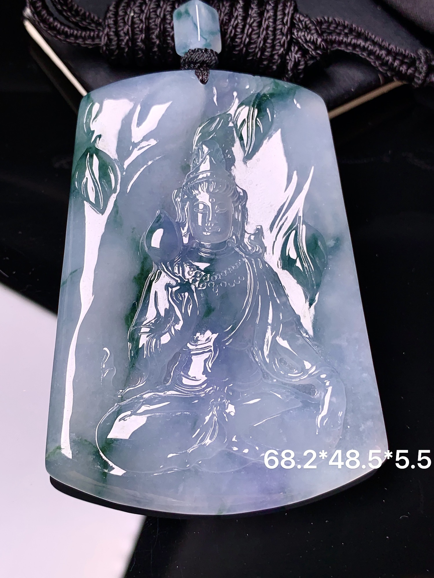 飘绿观音菩萨吊坠 玉质细腻 色泽艳丽清新 水润亮眼 整体尺寸68.2*48.5*5.5L1