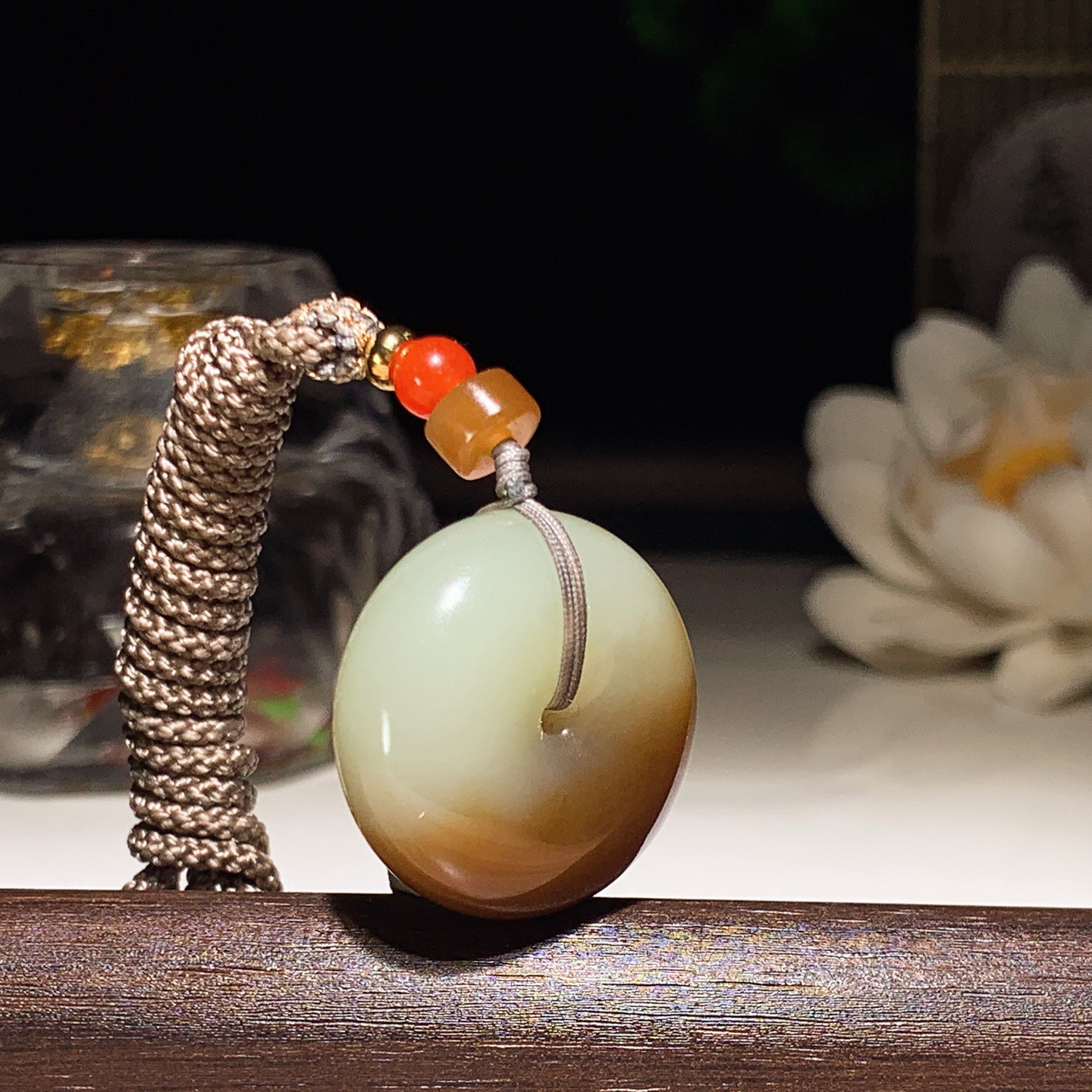 新疆和田玉白且末糖平安扣挂件。尺寸23/10重12.7克。玉质细腻油润。手推出油。佩戴高端典雅。lt